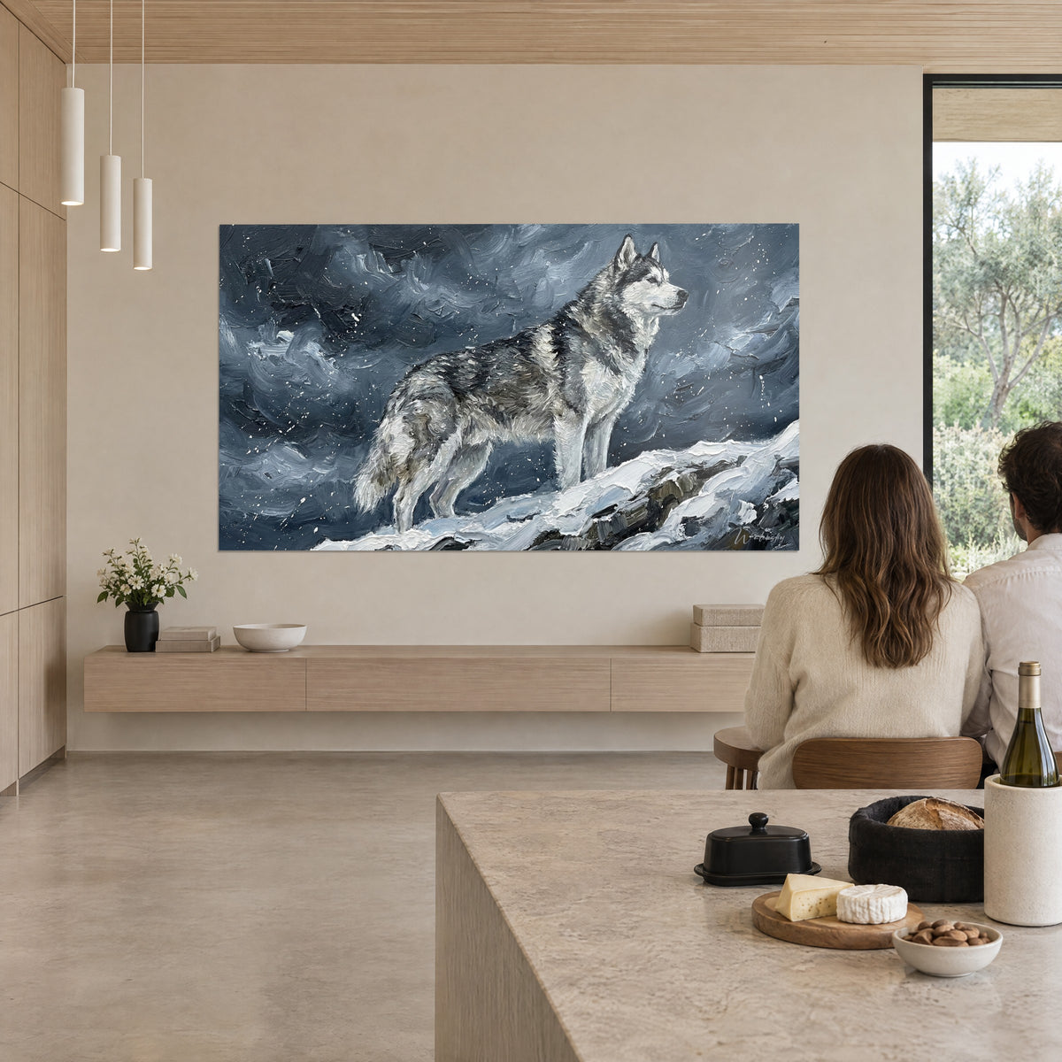 Obraz majestatycznego husky z białymi płatkami śniegu, grube pociągnięcia pędzla w stalowym błękicie i szarości, naprzeciw kamiennej wyspy kuchennej
