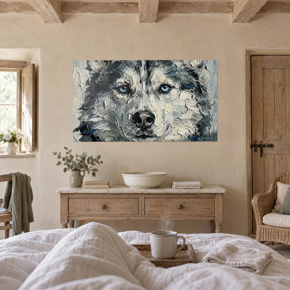 Gemälde eines Husky-Kopfes mit himmelblauen Iriden, Impasto in Elfenbein und Stahlgrau, eine Person von hinten, über einem Bett in einem hellen Schlafzimmer
