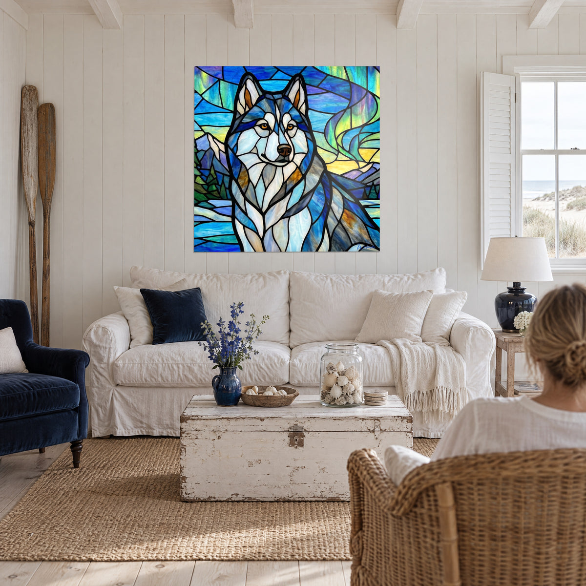 Gemälde Sibirischer Husky mit bernsteinfarbenen Augen, blau-weißes Glasfenster, grünes Nordlicht, über einem Sofa in einem hellen Wohnzimmer