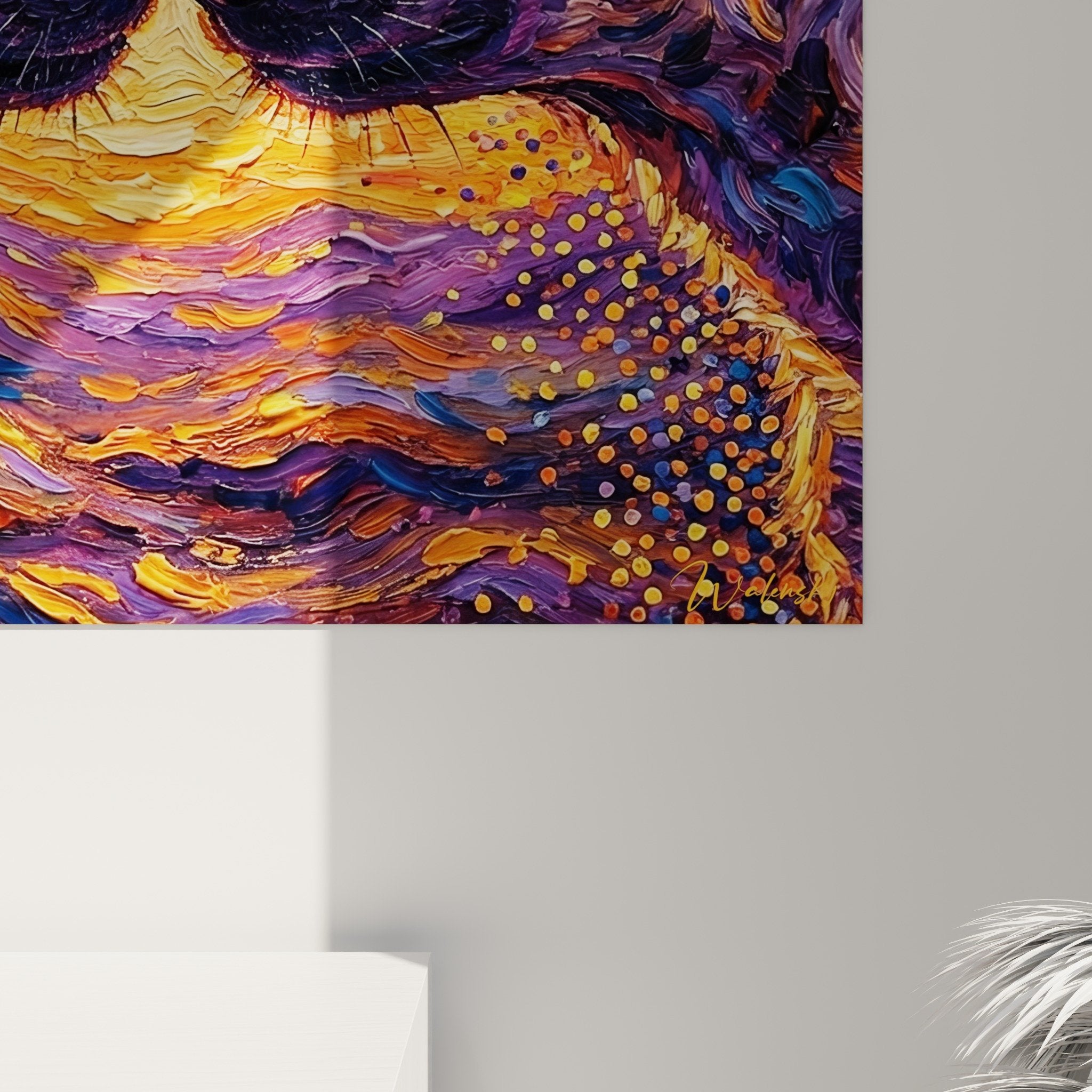 Gesamtansicht Gemälde umschlungene Hyänen modernes Wohnzimmer violett orange einzigartige Dekoration
