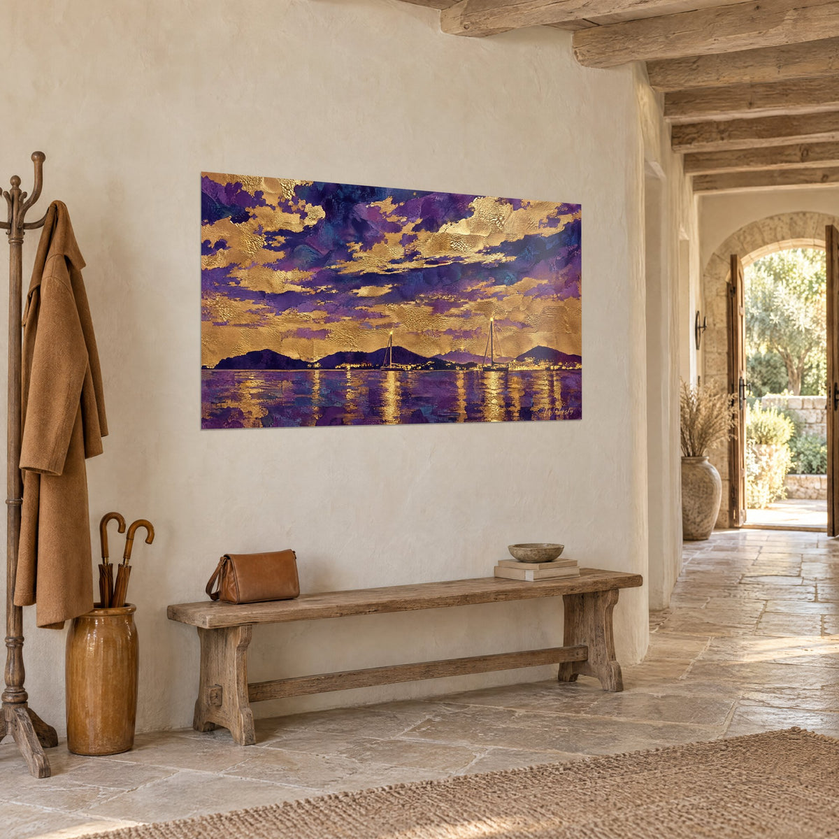 Schilderij baai van Hyères in de schemering, verlichte masten, indigoblauwe heuvels en water dat violet en goud glinstert, lichte stenen muur