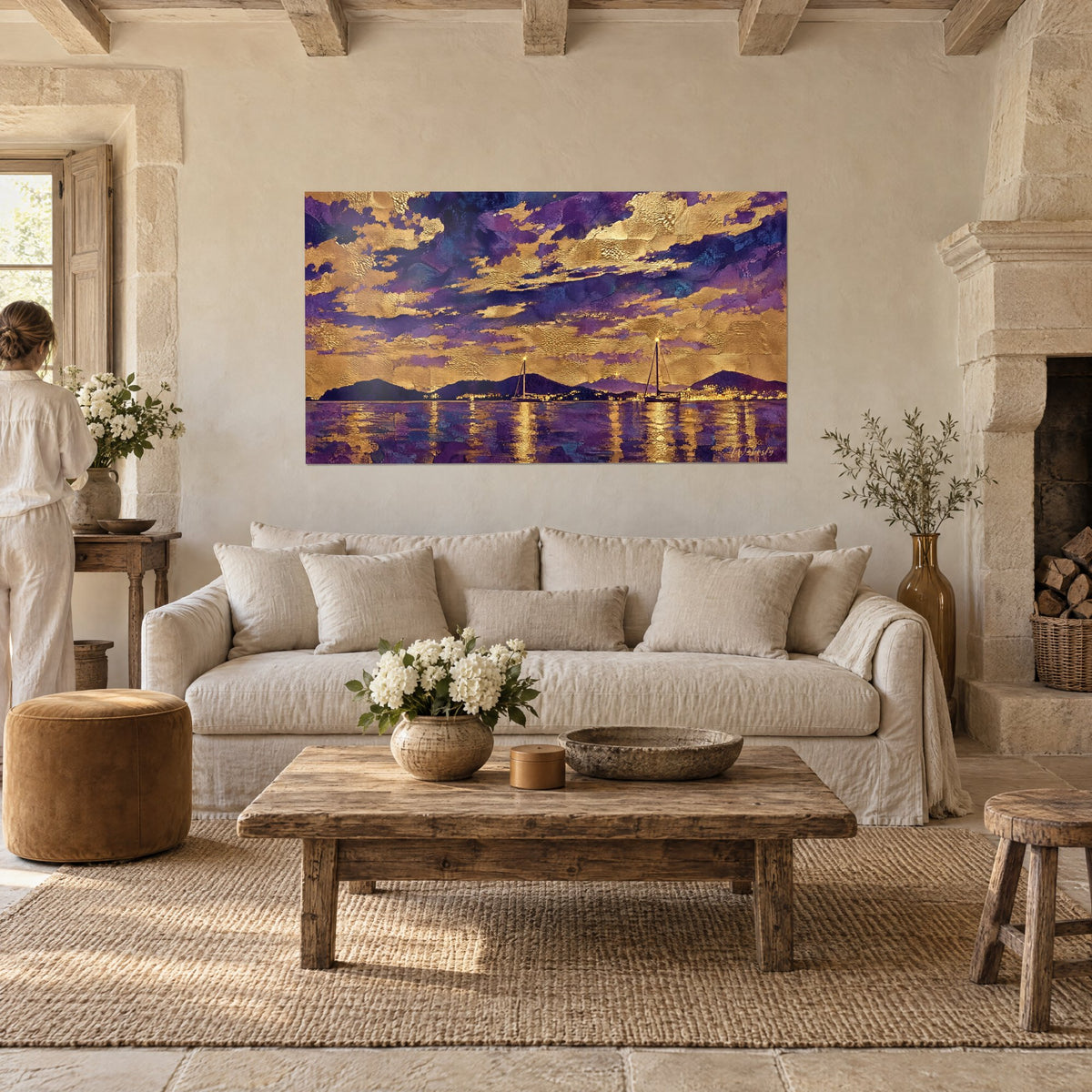 Schilderij paarse zeilboten onder een hemel van gouden en purperen wolken, gouden weerspiegelingen op de rede, boven een bank in een lichte woonkamer