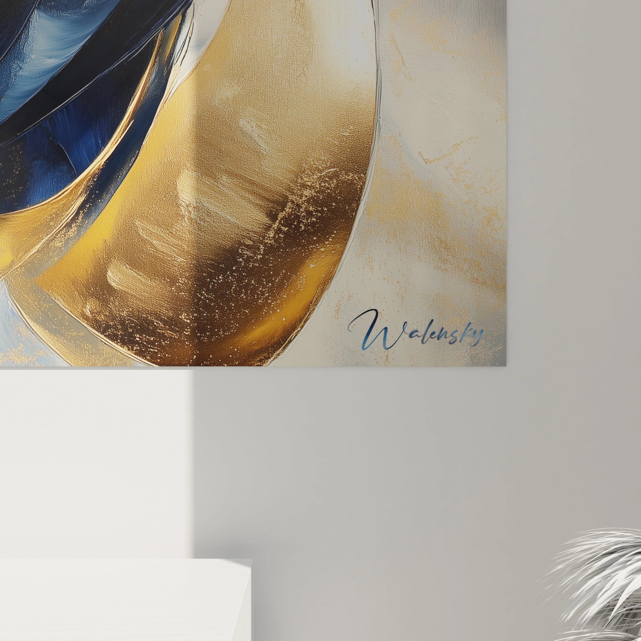 Un tableau abstrait spirale composé d'entrelacs bleus et dorés qui convergent vers un centre lumineux, créant un effet de mouvement perpétuel avec des textures contrastées et des reflets métalliques.
