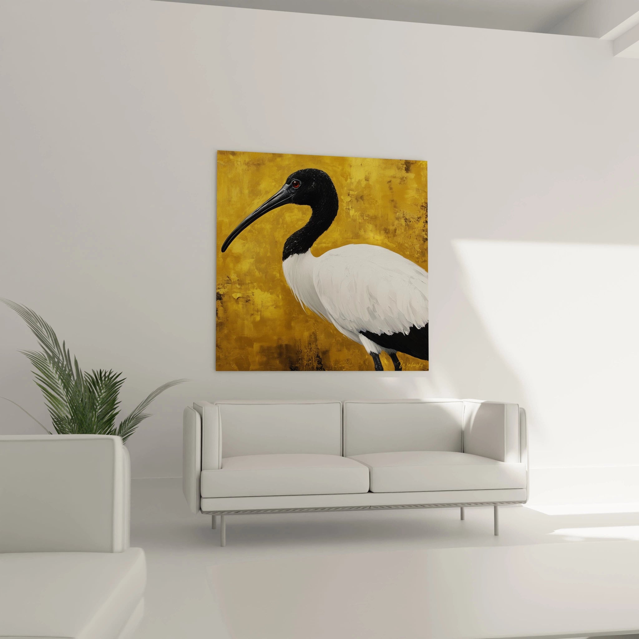 Tableau Egypte mural avec oiseau ibis noir et blanc sur fond doré dans un salon moderne