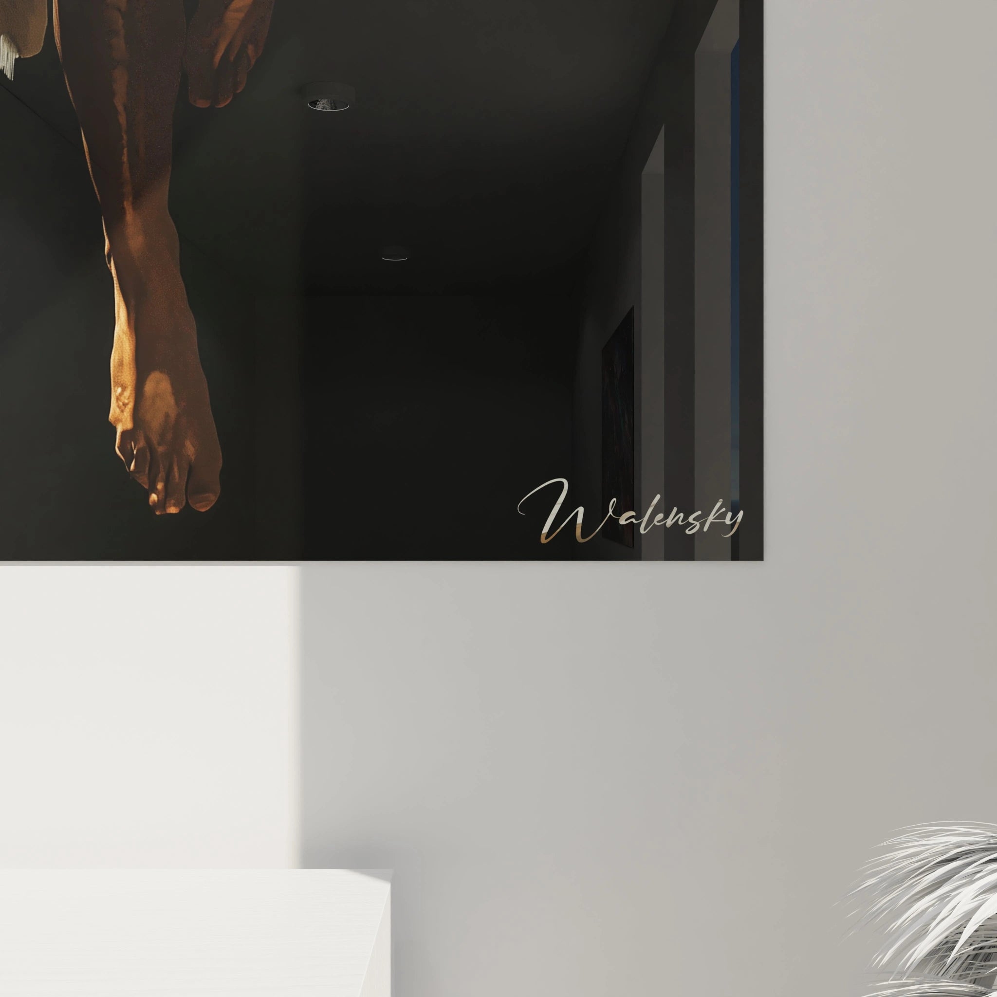Un tableau allégorique figurant un Icare moderne, corps athlétique doré suspendu dans l'obscurité avec d'imposantes ailes blanches. Le drapé blanc fluide et les détails anatomiques précis créent un contraste saisissant sur le fond noir profond.
