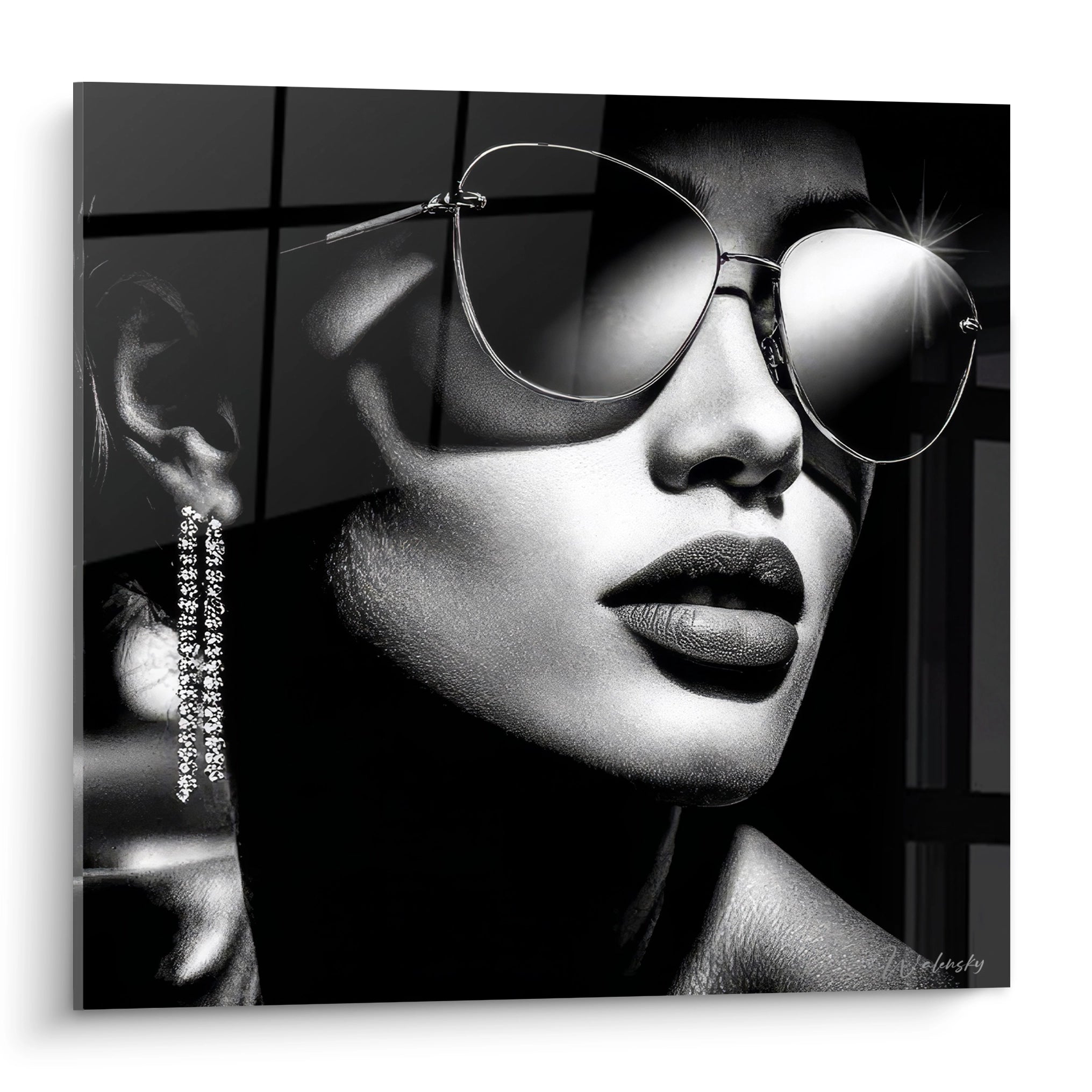 Tableau mural icône fashion en noir et blanc avec femme portant des lunettes de soleil élégantes