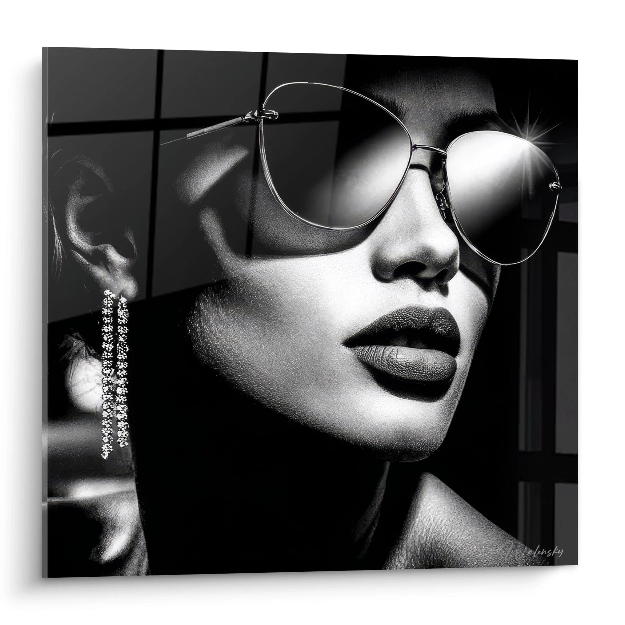 Tableau mural icône fashion en noir et blanc avec femme portant des lunettes de soleil élégantes