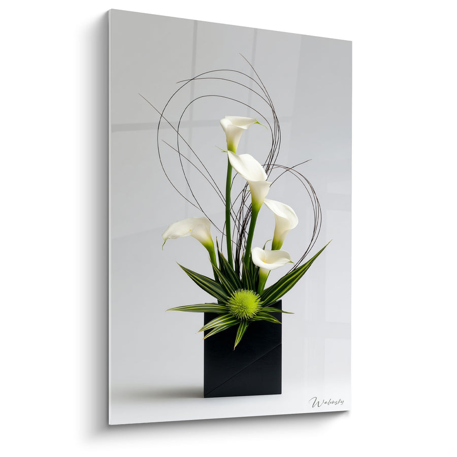 Tableau arums blancs et bambou vert dans vase noir sur fond gris - Équilibre Zen - Edition Ikebana