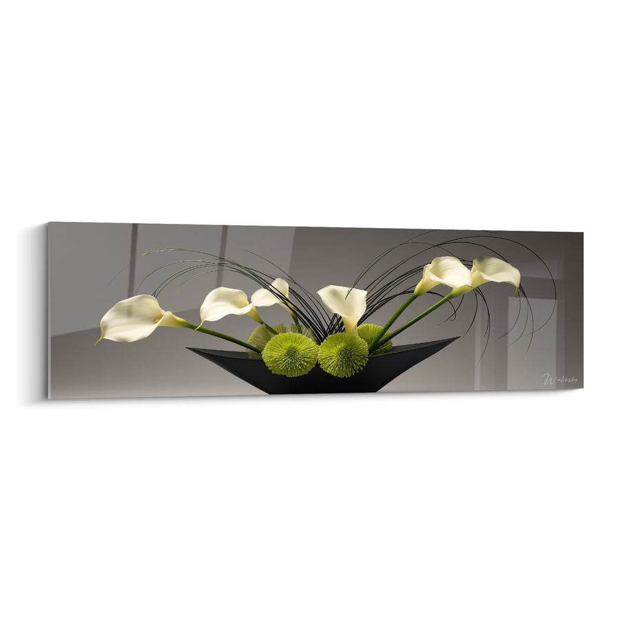 Schilderij bloemenarrangement witte calla's en groene chrysanten op taupe achtergrond - Florale Harmonie - Ikebana Editie