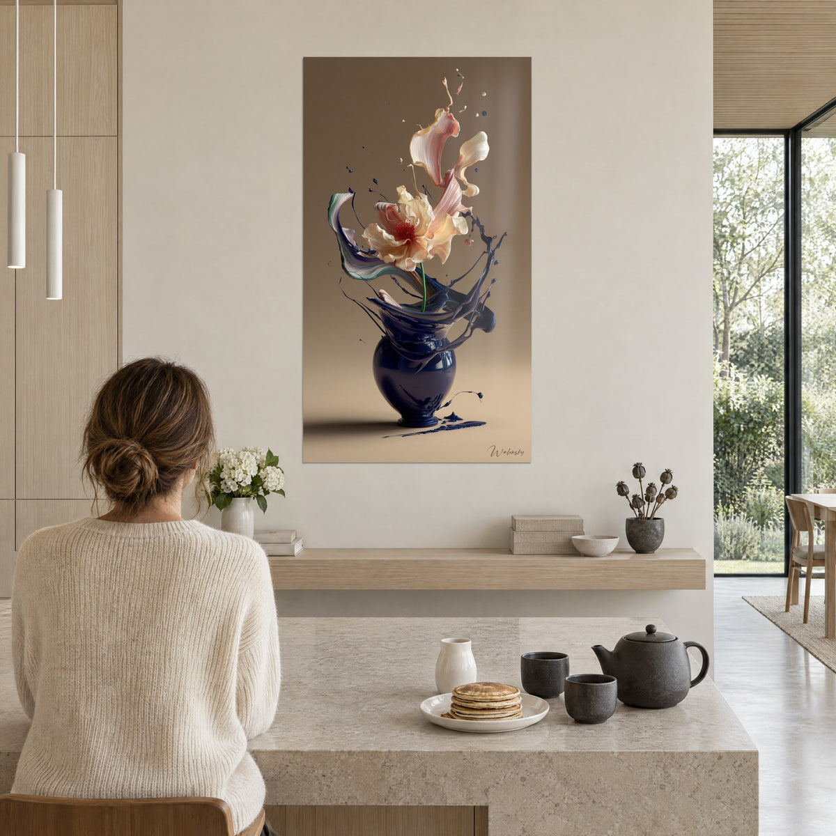 Tableau corolle abricot et vase cobalt éclaboussé de peinture bleu nuit sur fond brun clair, face à la cuisine ouverte d'une maison d'architecte