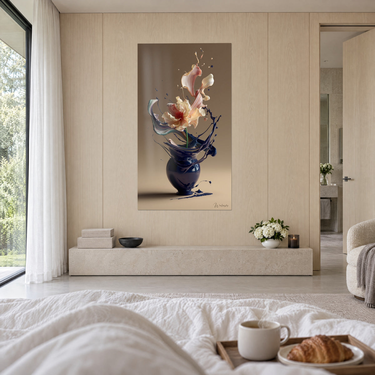 Tableau bouquet liquide rose pâle et ivoire, rubans bleu marine tourbillonnants, fond sable, au-dessus d'un lit dans une chambre claire
