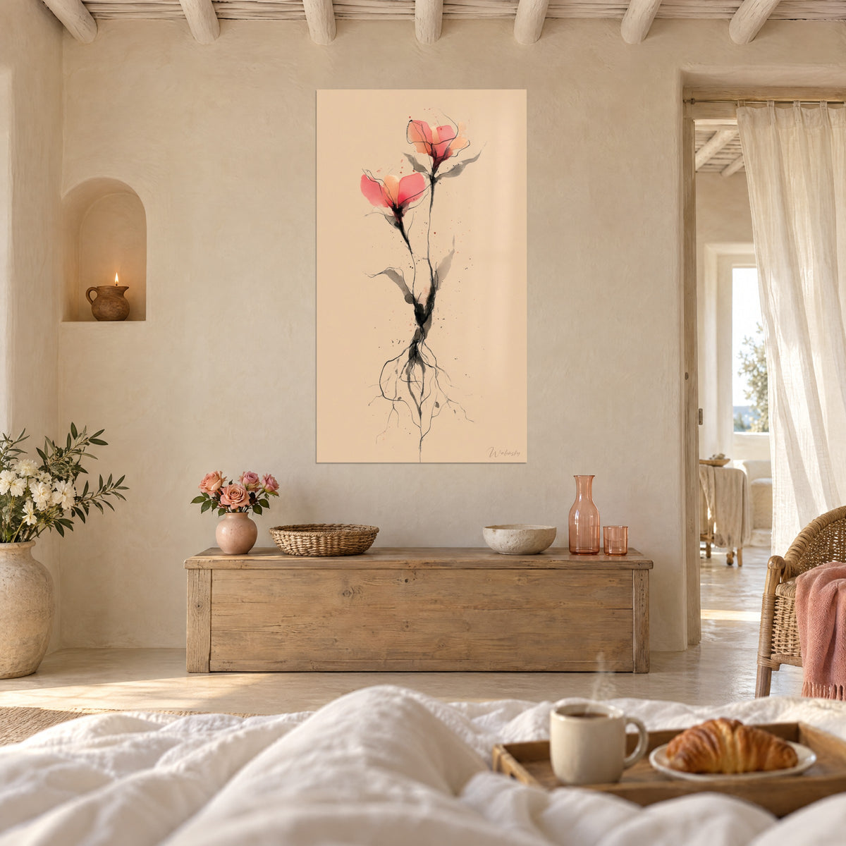 Cuadro de un tallo esbelto con dos flores salmón y raíces en filamentos de tinta negra, fondo beige, encima de una cama en un dormitorio claro