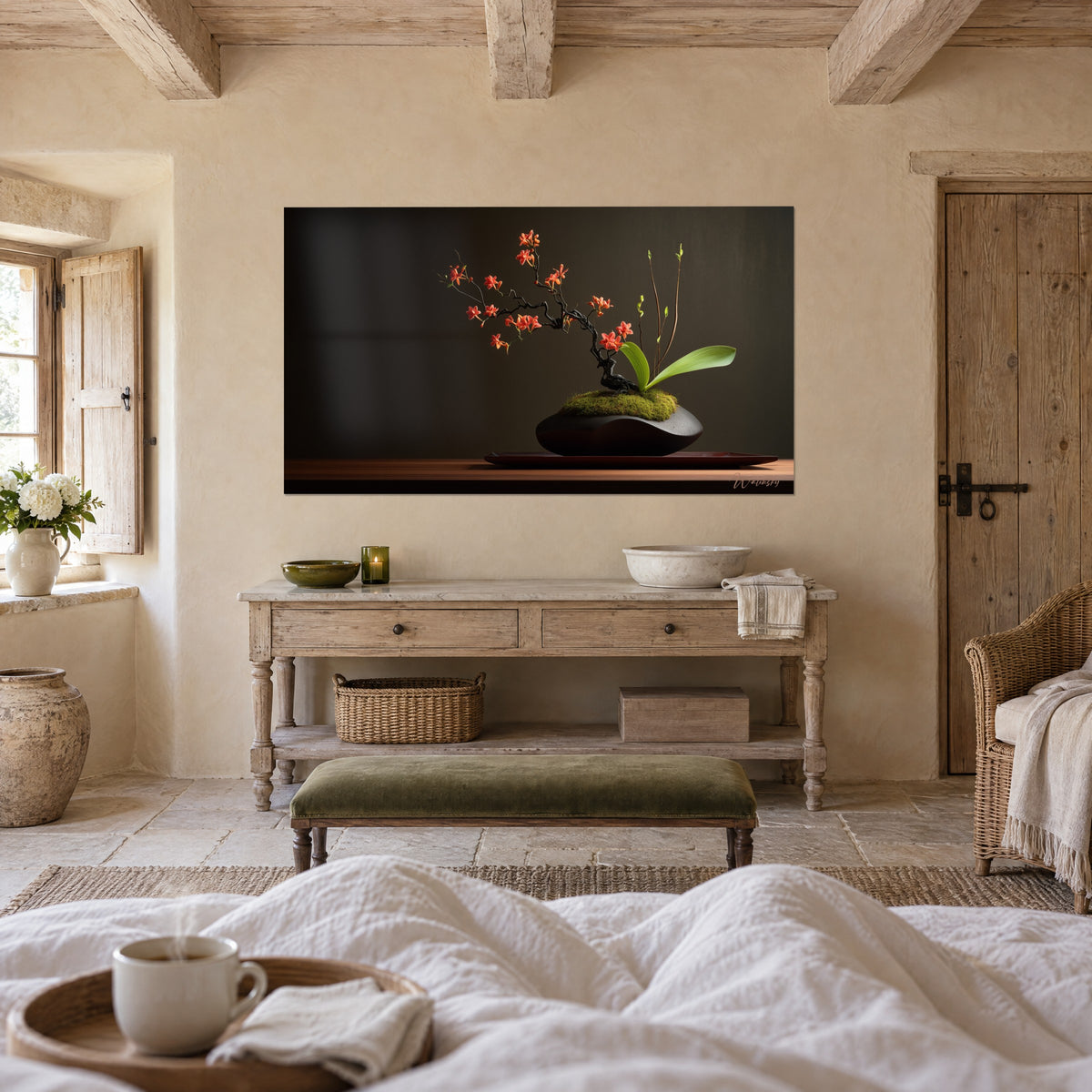 Quadro di fiori rosso-arancio su un ramo contorto e muschio smeraldo, vaso nero, sopra un letto in una camera luminosa