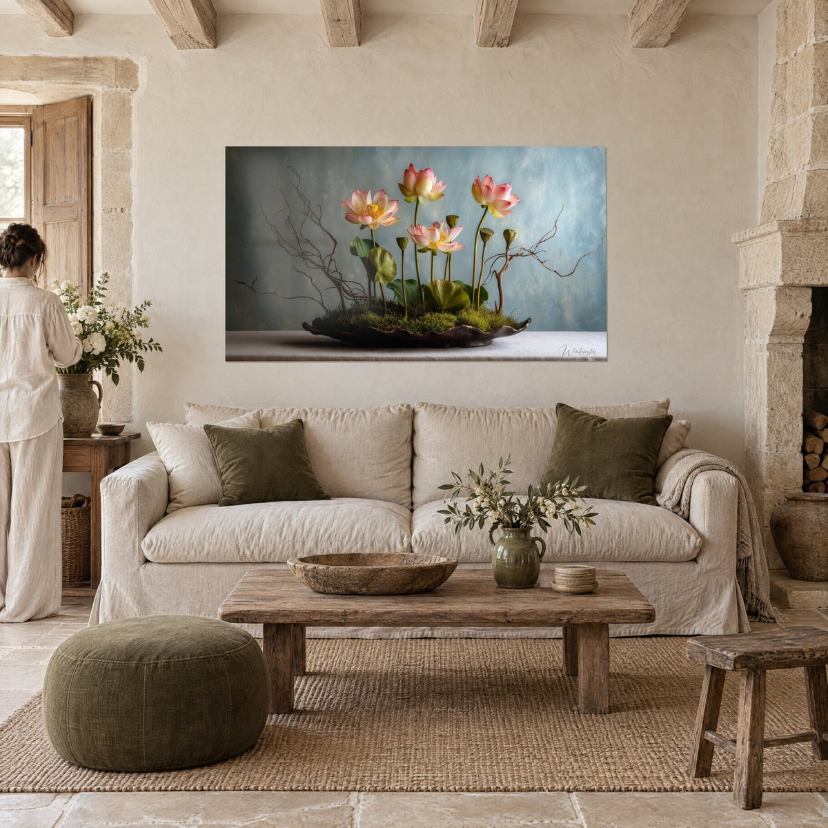 Tableau fleurs de lotus roses et jaunes sur mousse verte, fond bleu-gris, au-dessus d'un canapé dans un salon lumineux