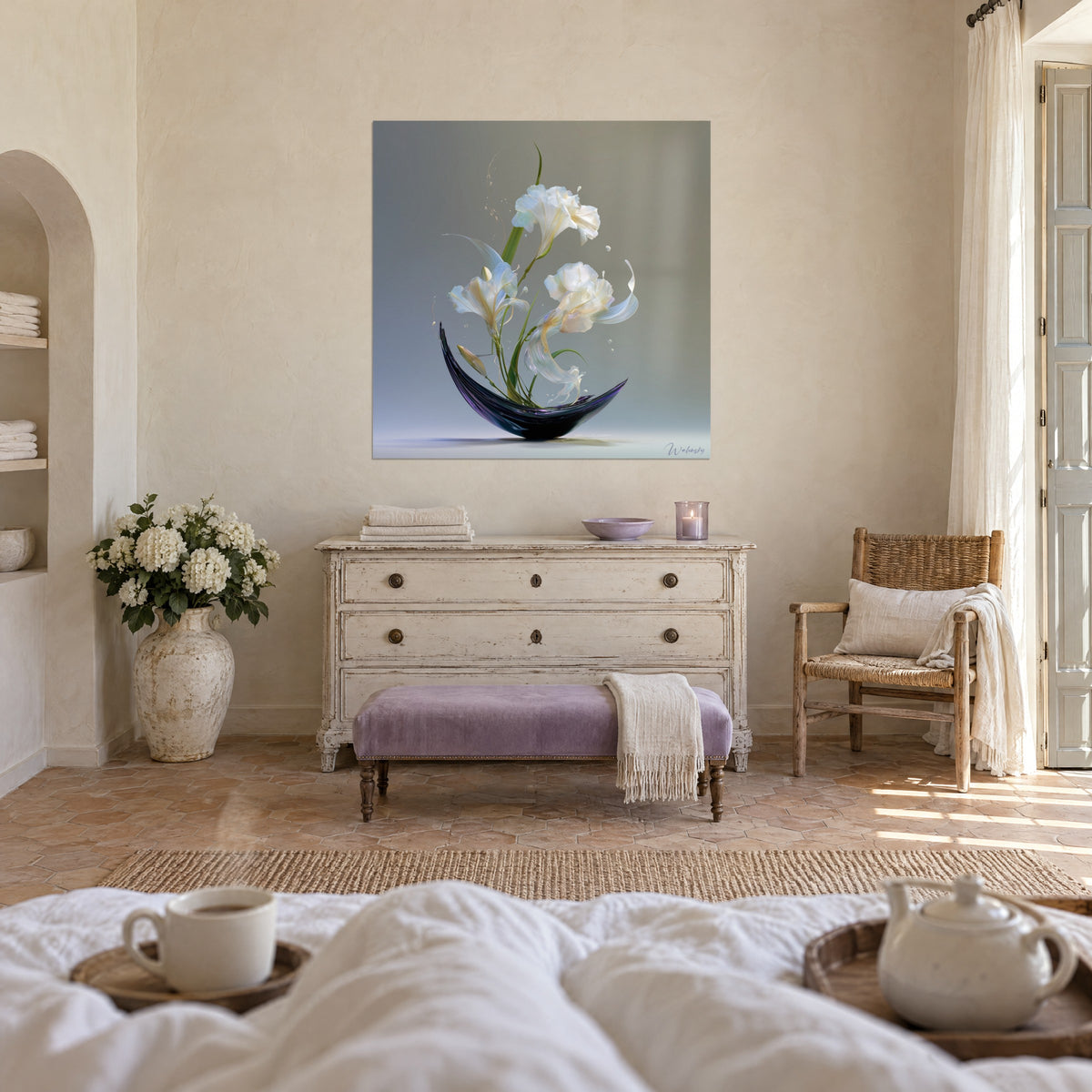 Tableau bouquet floral ivoire et crème, coupe noire reflétant du violet, au-dessus d'un lit dans une chambre claire