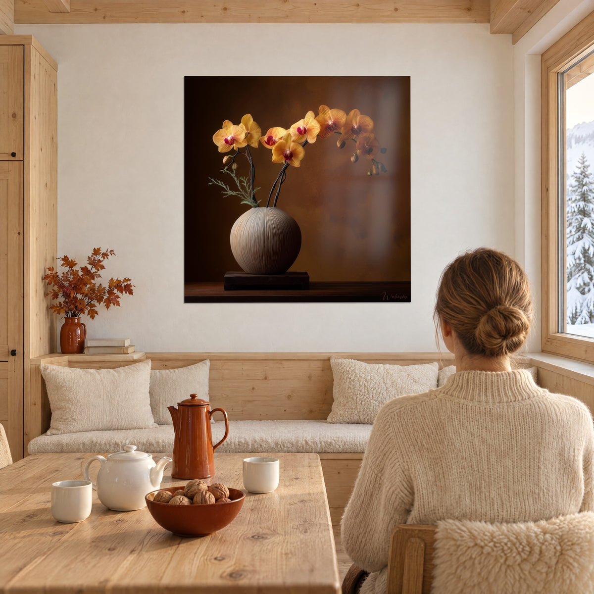 Quadro fiori di orchidea arancioni con cuore cremisi, vaso scultoreo talpa e sfondo rame, una donna di spalle accanto a un tavolo di legno, chalet innevato