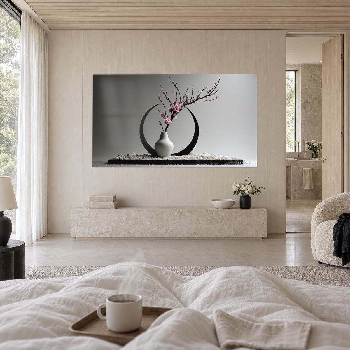 Schilderij zen-schikking met een parelgrijze vaas en roze pruimenbloesems op een asgrijze achtergrond, boven een bed in een lichte slaapkamer