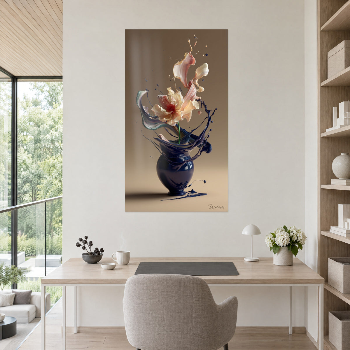 Tableau fleur nacrée aux pétales rosés, vase laqué indigo et coulures sombres sur fond taupe, accroché au-dessus d'un bureau en bois clair
