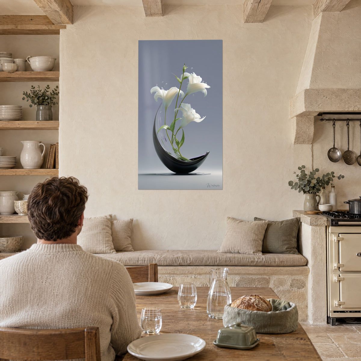 Πίνακας λιτή floral σύνθεση: λευκά κρίνα και γυαλιστερό μαύρο κύπελλο σε περλέ γκρι φόντο, rustic τραπεζαρία από πέτρα