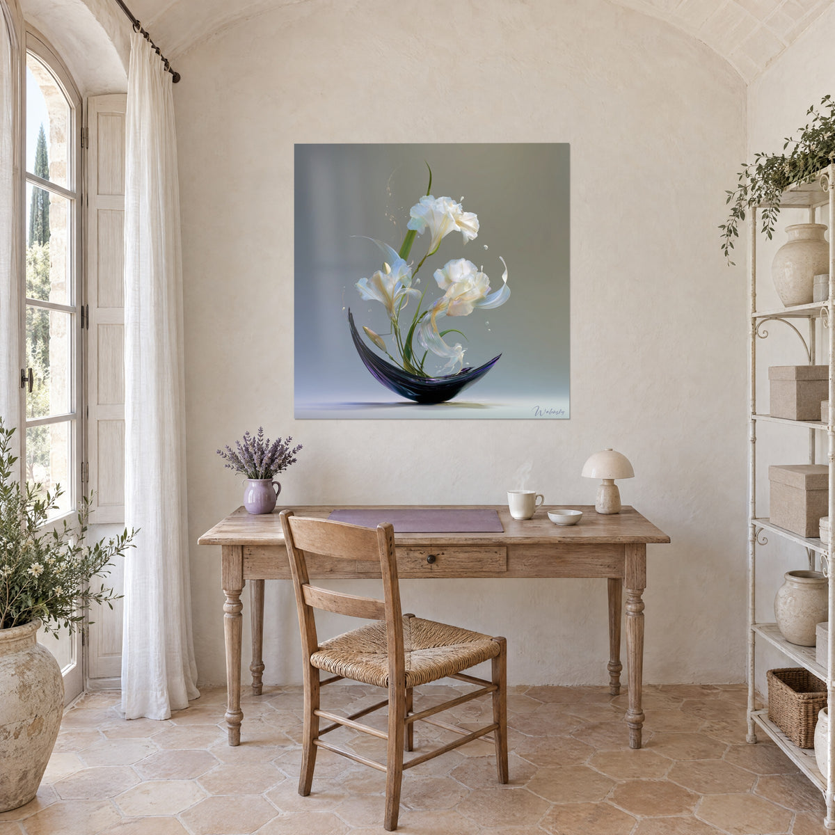 Tableau composition japonaise de fleurs opalescentes et vase noir luisant, fond gris argenté, au-dessus d'un bureau en bois