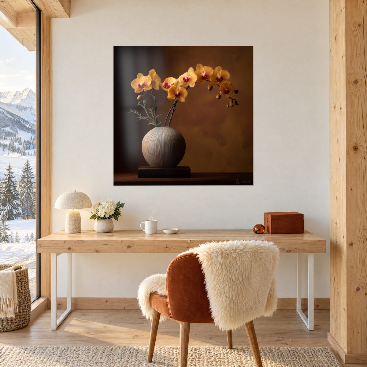 Quadro arco di orchidee dorate e boccioli marroni, vaso beige scanalato su base scura, parete bianca sopra una scrivania in legno chiaro
