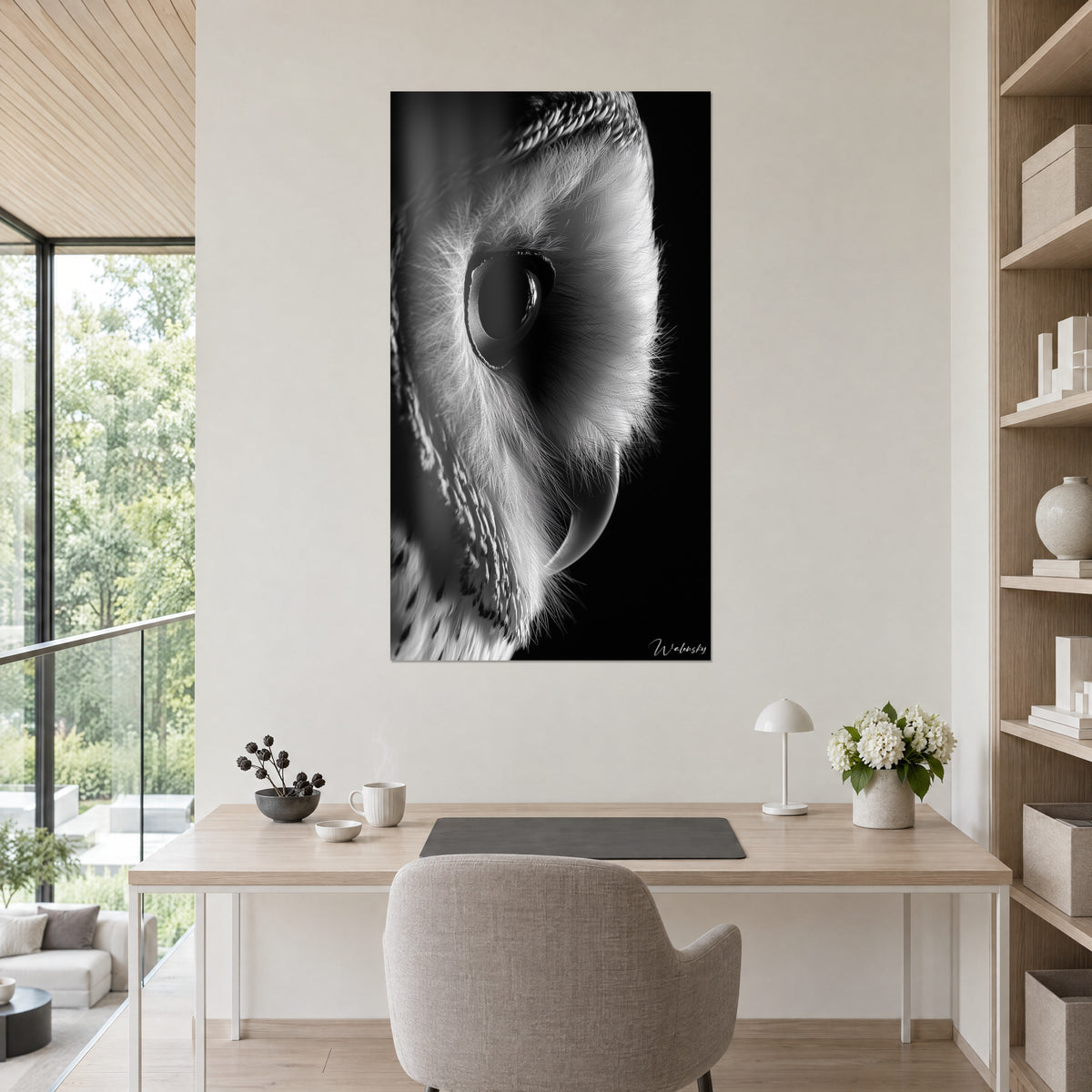 Πίνακας βλέμματος κουκουβάγιας σε chiaroscuro, λαμπερό λευκό χνούδι σε μαύρο φόντο, κρεμασμένος πάνω από γραφείο από ανοιχτόχρωμο ξύλο