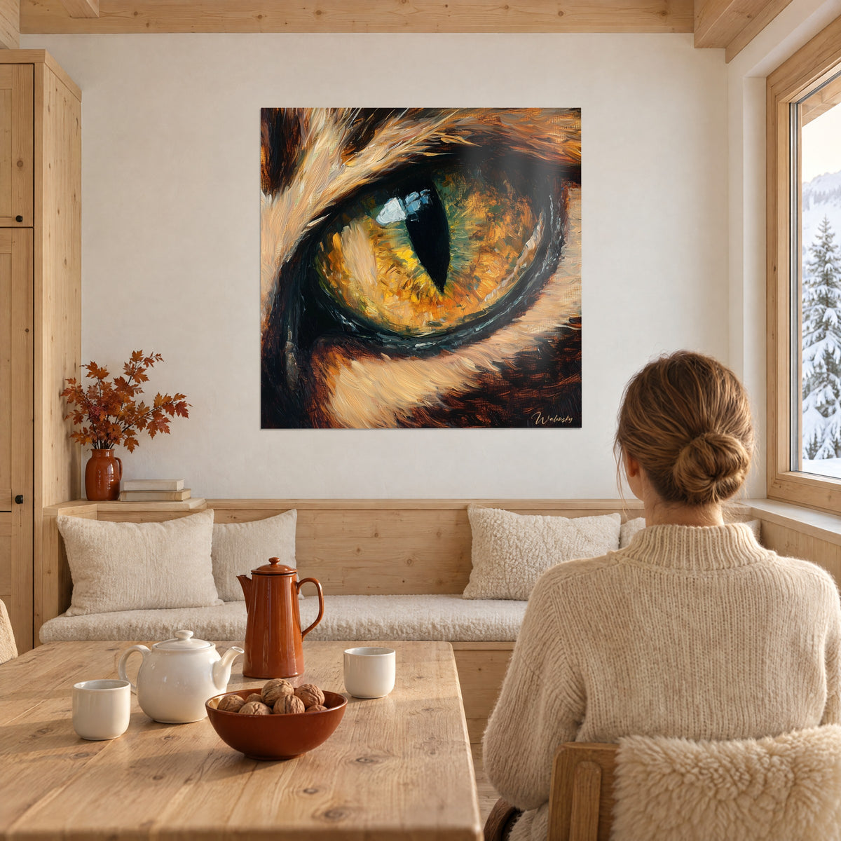 Cuadro ojo de pantera dorado, párpado oscuro con borde gris, toques vivos de amarillo, pared blanca de un comedor de chalet