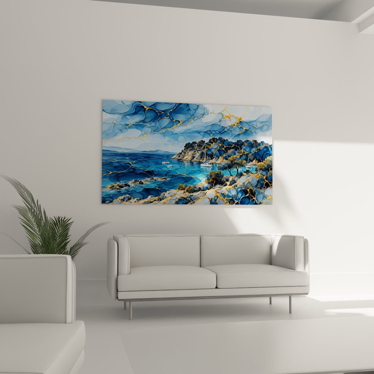 Presqu'île boisée aux veines dorées et bleu profond, tableau île de Porquerolles au-dessus d'un canapé dans un salon lumineux