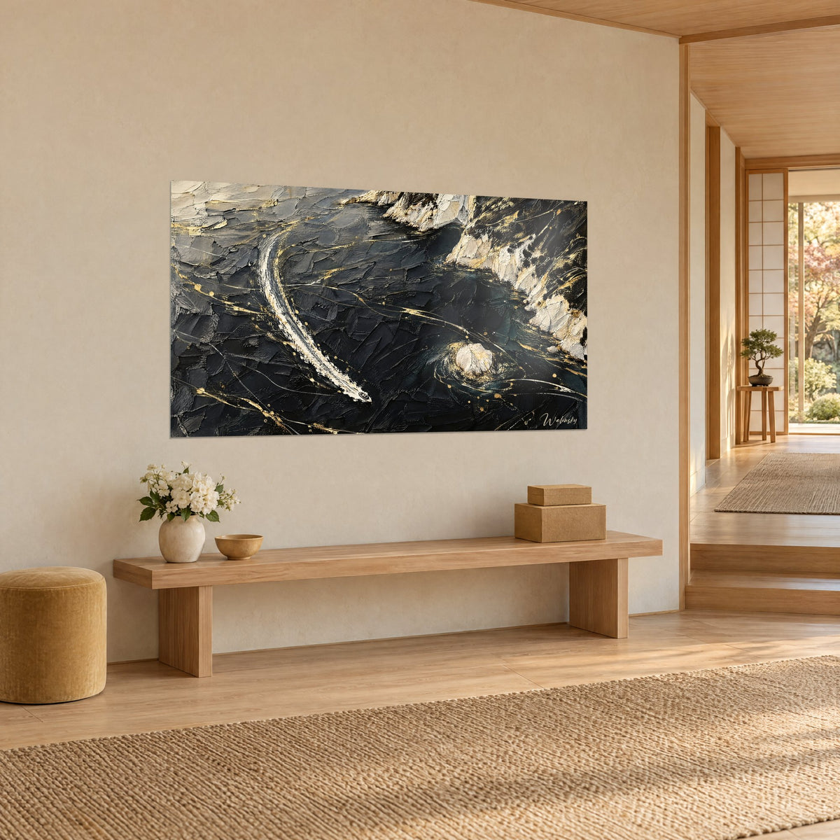 Tableau falaises calcaires crème surplombant une eau noire striée de filets dorés, vue de trois-quarts, banc en bois clair, dans une maison japandi