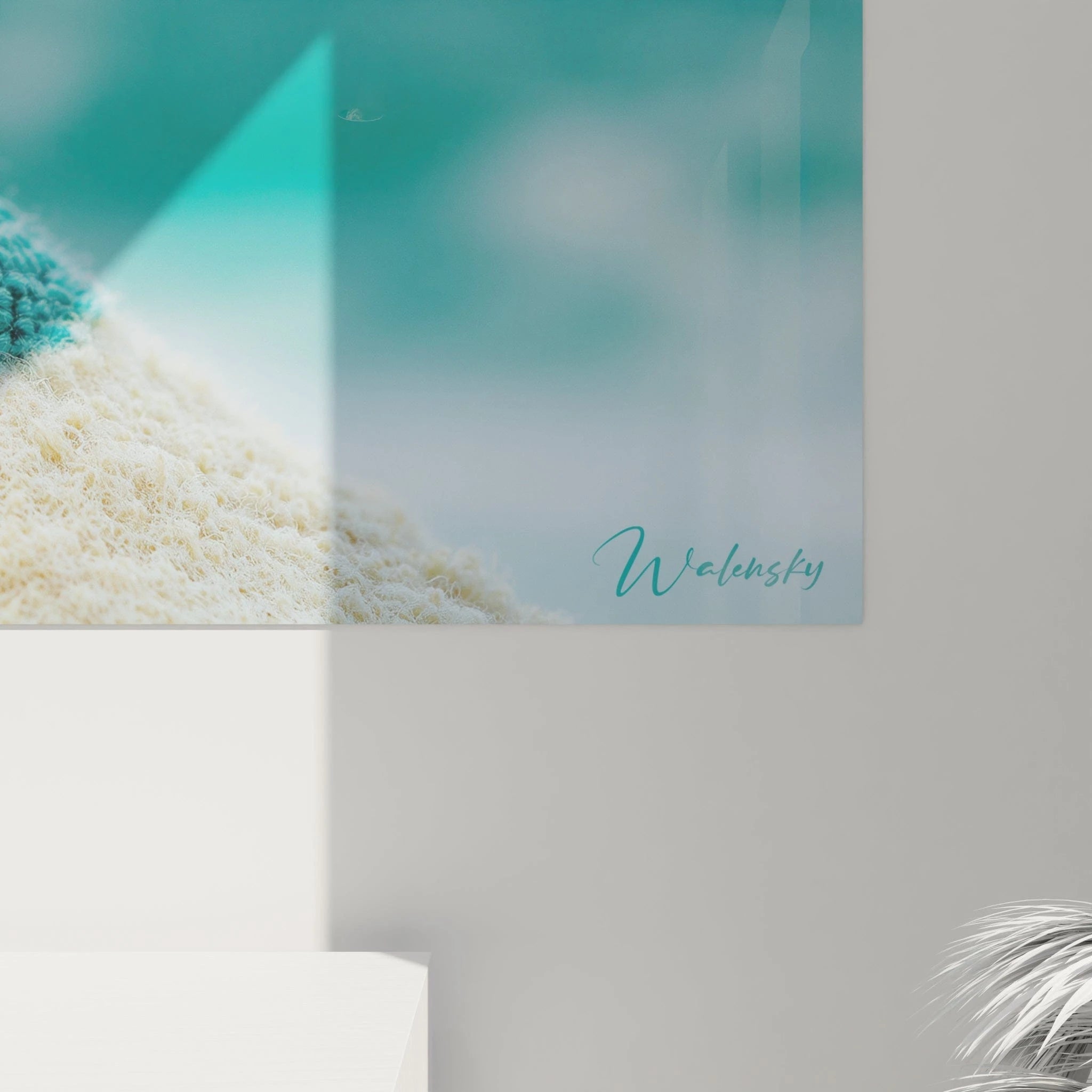 Un tableau paradis insulaire affichant un palmier en crochet vert vif sur une élévation turquoise entourée de sable beige, créant un effet tridimensionnel avec différentes techniques de points et textures contrastées.
