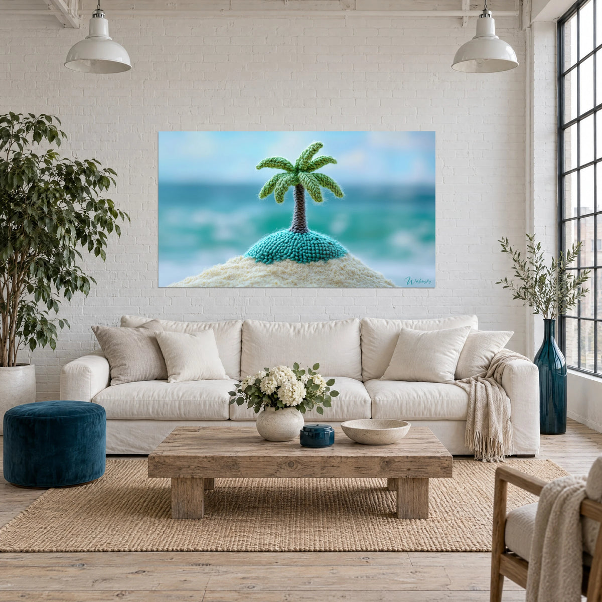Tableau palmier en laine verte sur îlot turquoise, sable crème et mer floue, au-dessus d'un canapé dans un salon lumineux