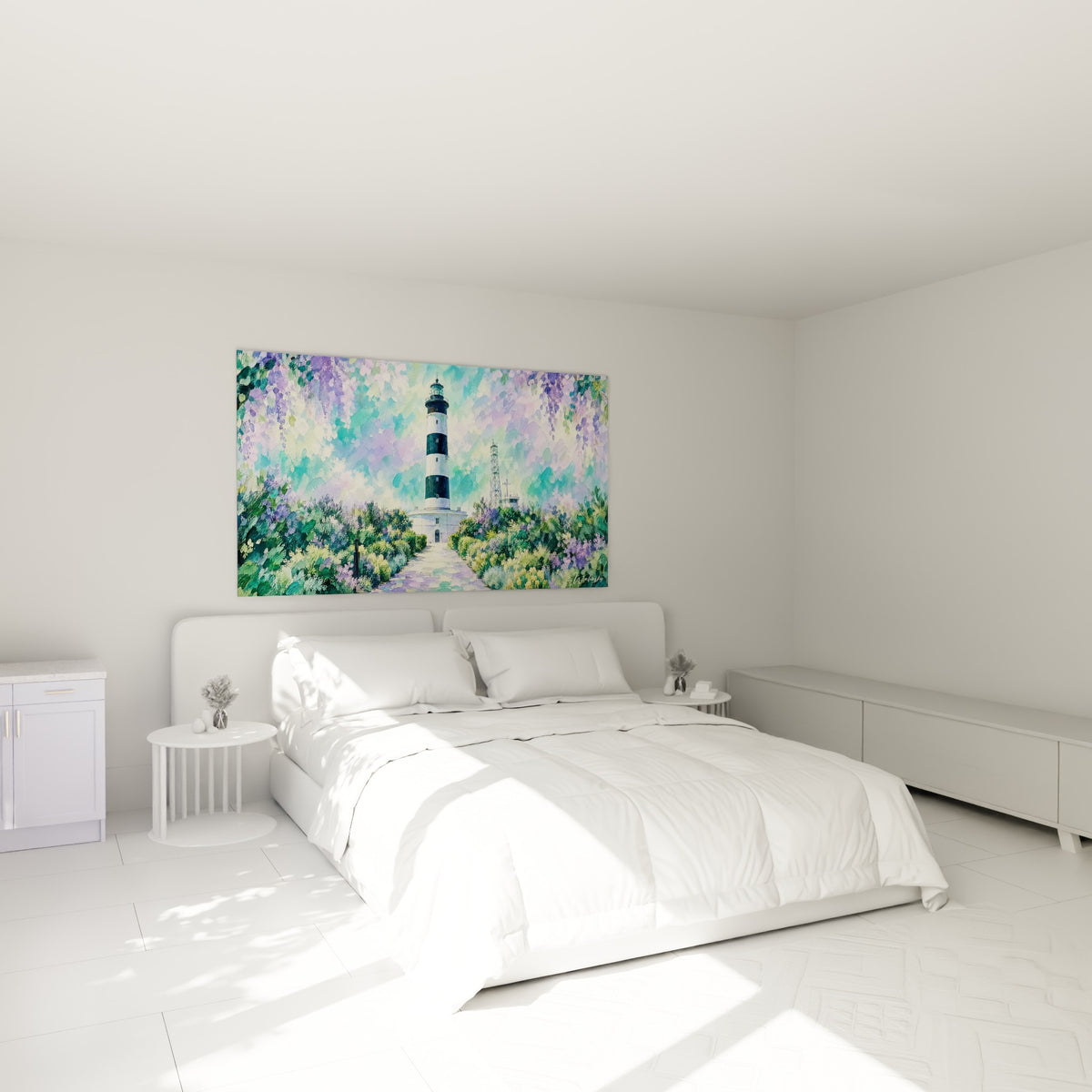Allée fleurie menant au phare rayé noir et blanc, mauve et turquoise, au-dessus d'un lit dans une chambre claire