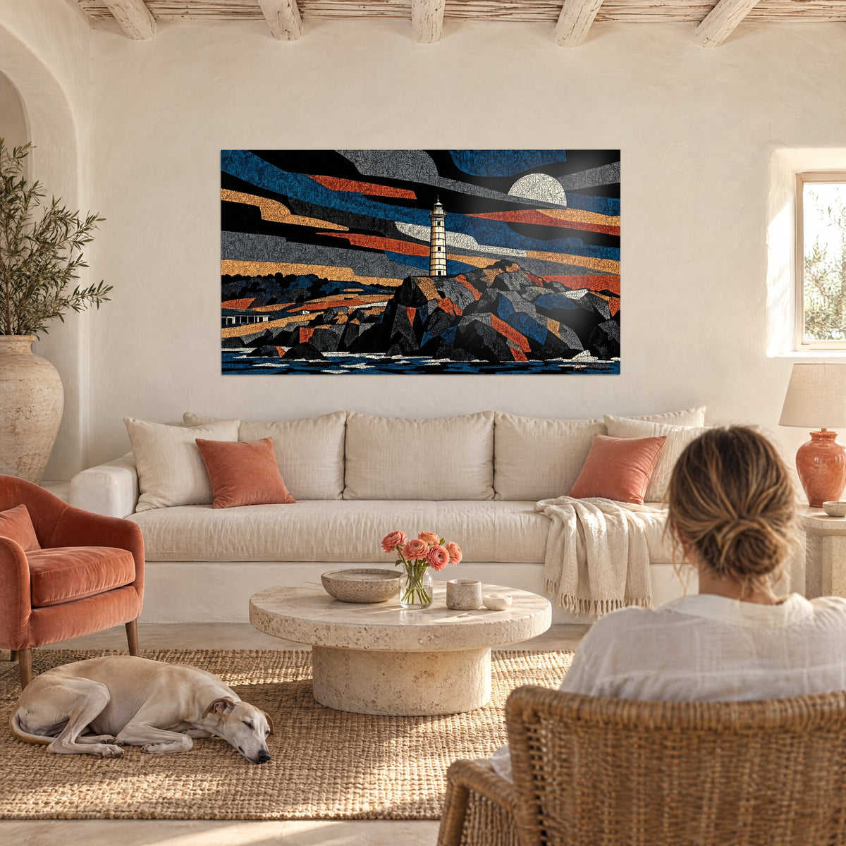 Tableau phare rayé blanc dressé sur rochers anthracite, ciel bleu et orange, lune pâle, au-dessus d'un canapé dans un salon lumineux