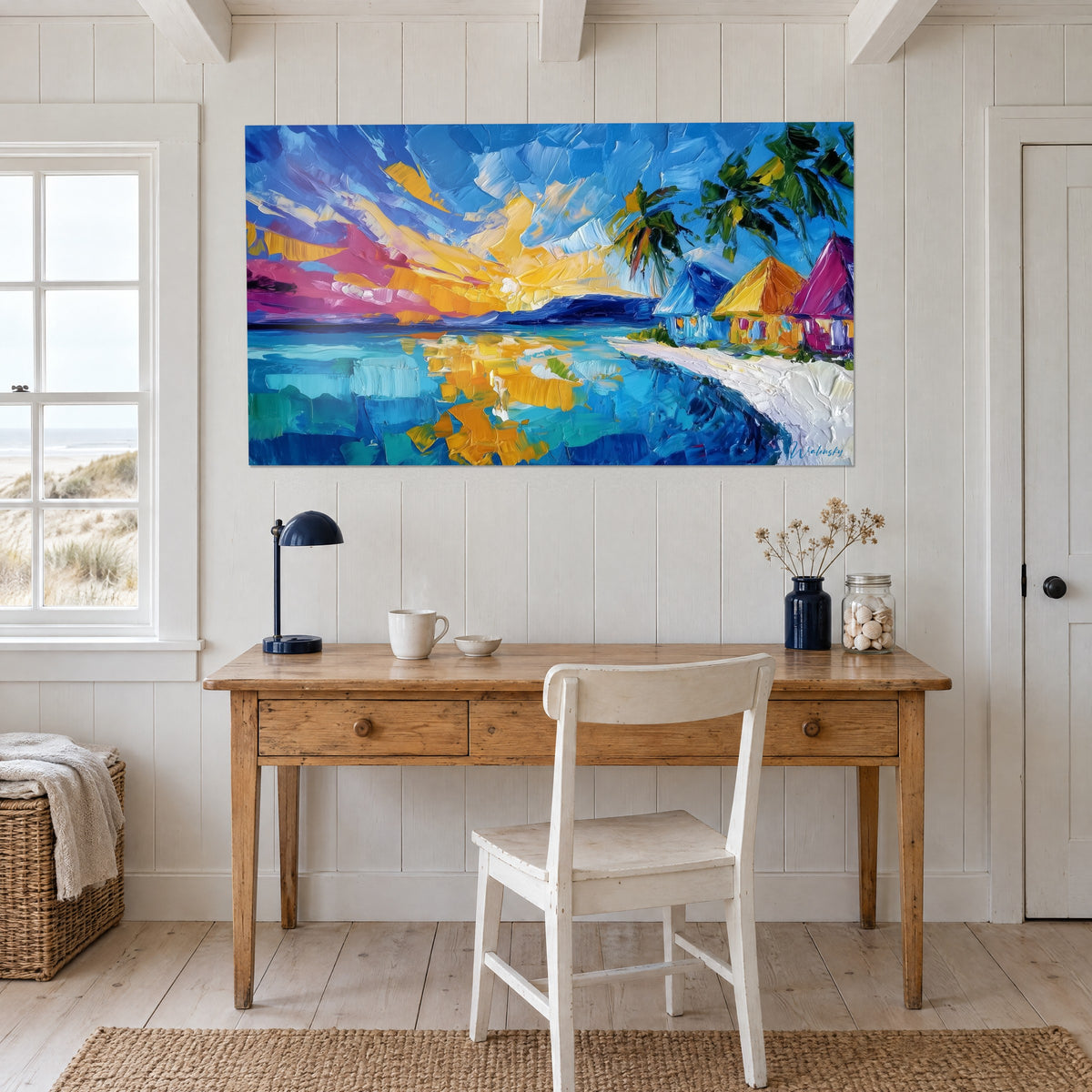 Tableau plage de sable crémeux bordée de maisons colorées, peinture épaisse jaune, violet et cyan, au-dessus d'un bureau en bois clair