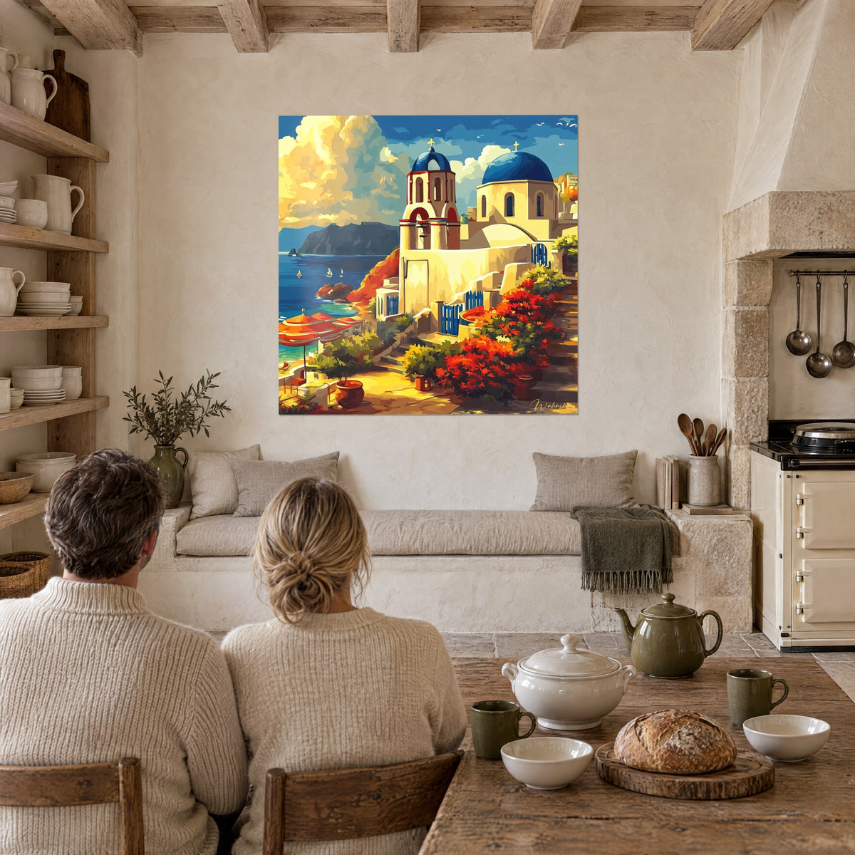Tableau campanile rouge et blanc dominant une baie bleu profond, parasols orange, deux personnes de dos près d'une table de cuisine
