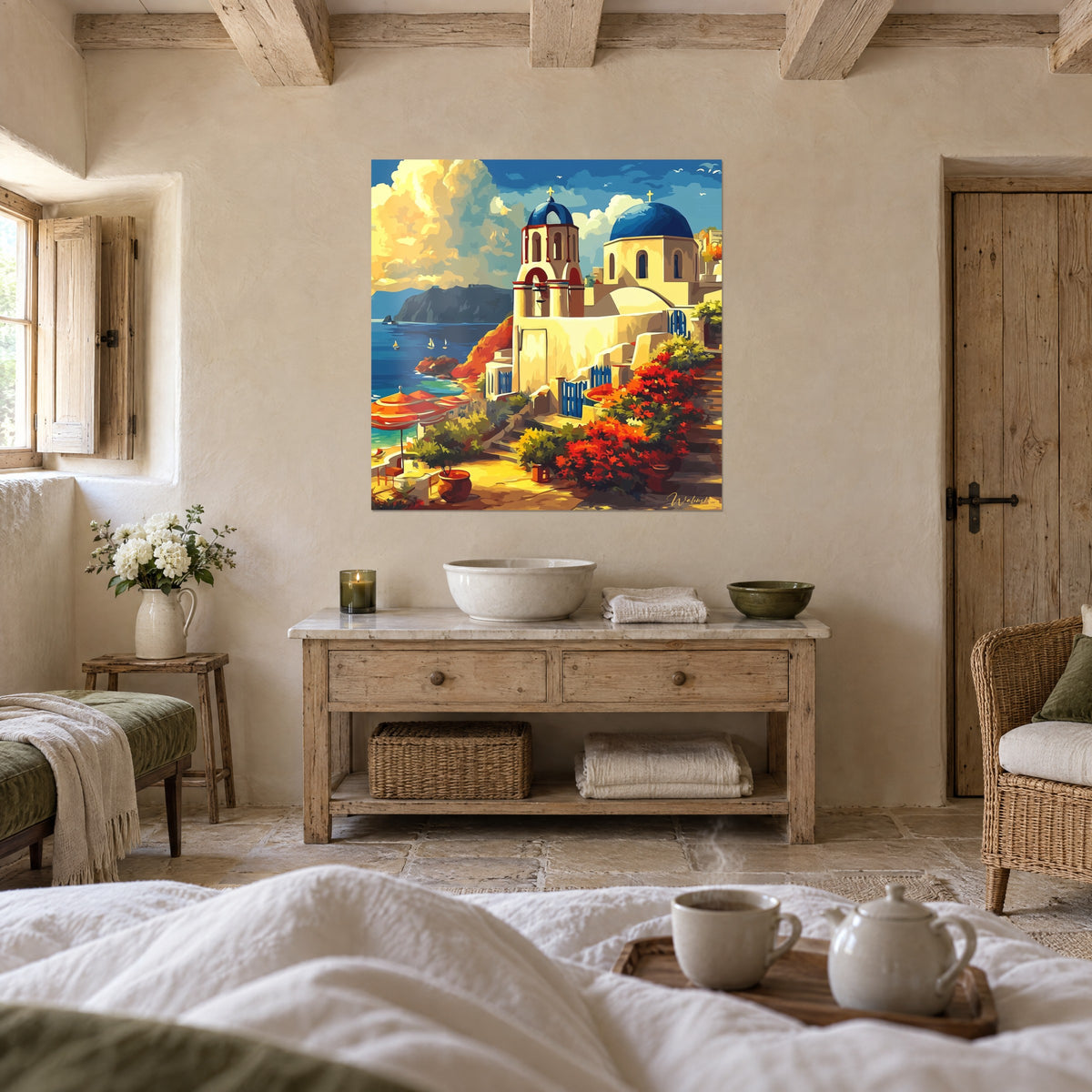 Tableau coupole bleu cobalt sur façade blanche, mer turquoise et fleurs rouges, personne de dos, au-dessus d'un lit dans une chambre claire