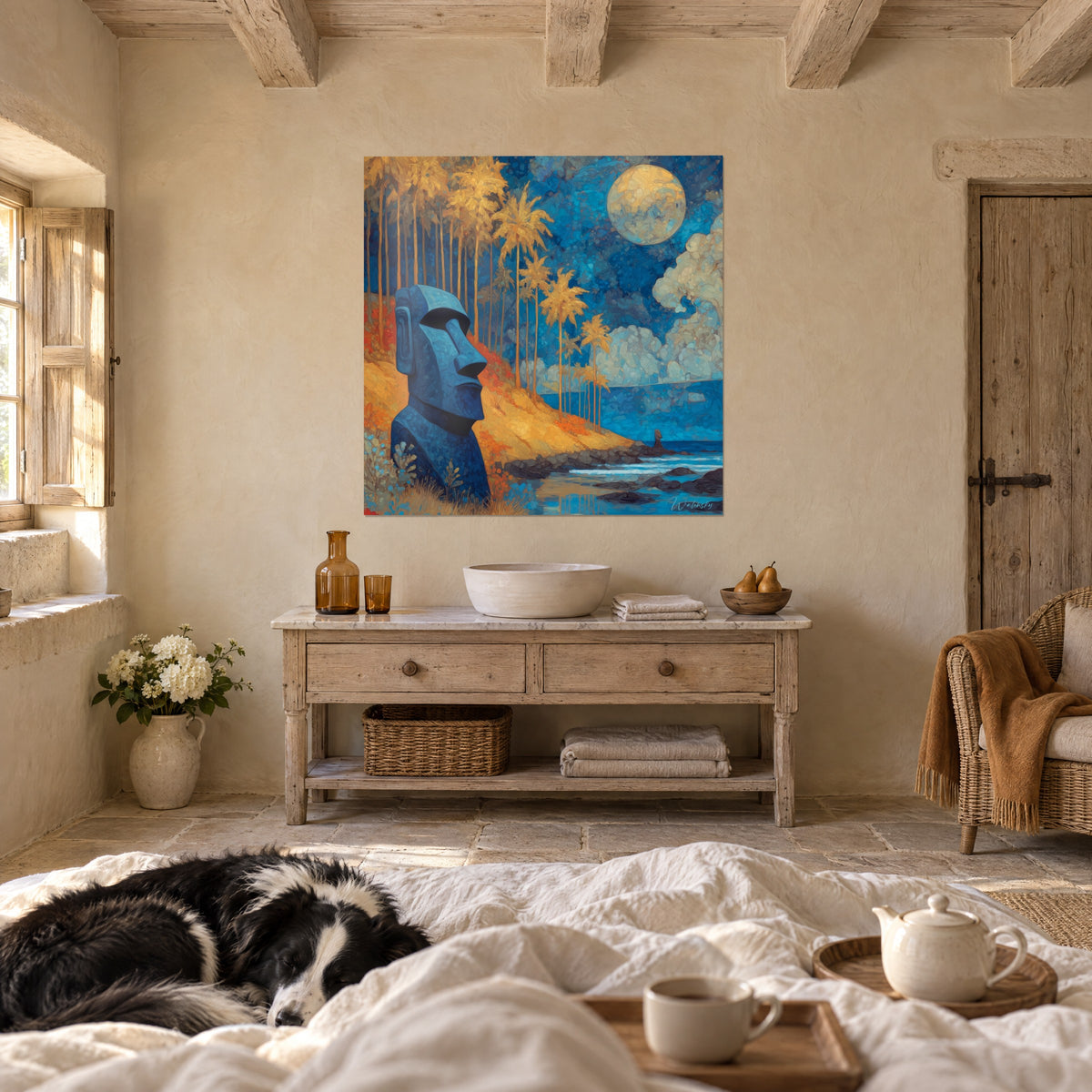 Tableau visage monolithique bleu cobalt, palmiers jaune miel et nuages crème, au-dessus d'un lit dans une chambre claire