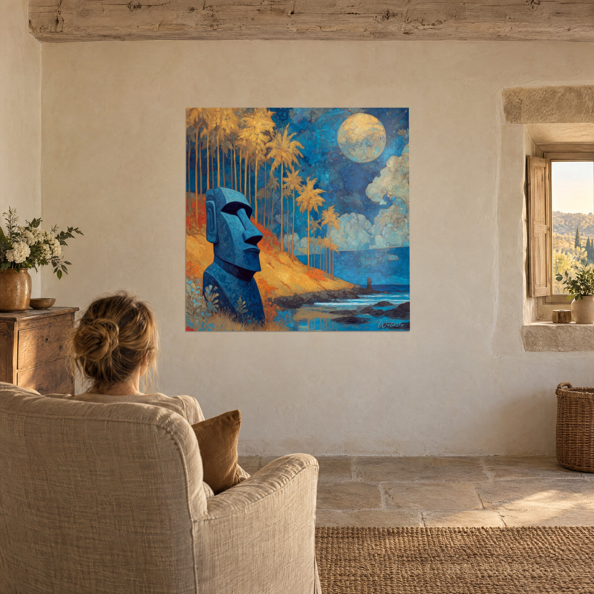 Tableau paysage insulaire peint, buste de pierre azur, palmiers dorés et nuages ivoire, face à un fauteuil dans un séjour de pierre