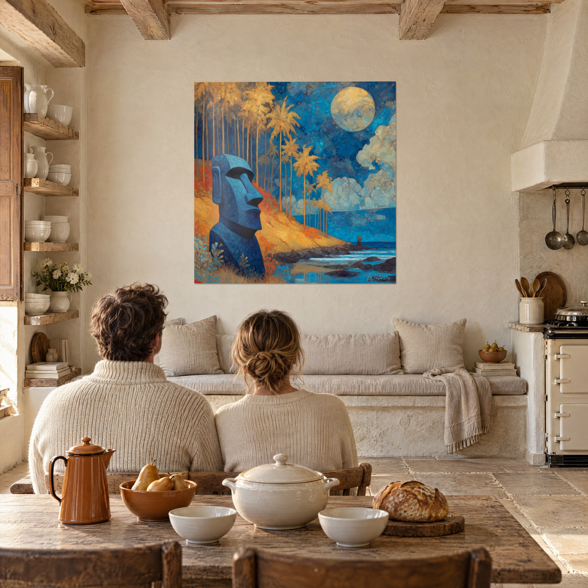 Tableau île mystérieuse, idole de pierre indigo, collines safran et lune pâle, face à un couple attablé dans une cuisine en pierre