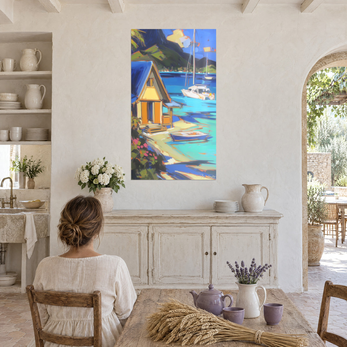 Quadro baia tropicale con colline verdi, barca a vela avorio su onde blu turchese, in un mas provenzale, donna di schiena