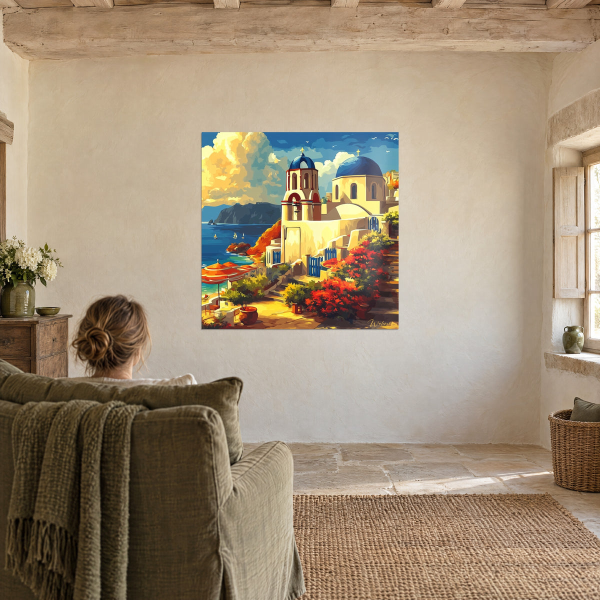 Tableau île grecque ensoleillée, dômes bleus, volets indigo et nuages jaune miel, une personne de dos dans un fauteuil vert