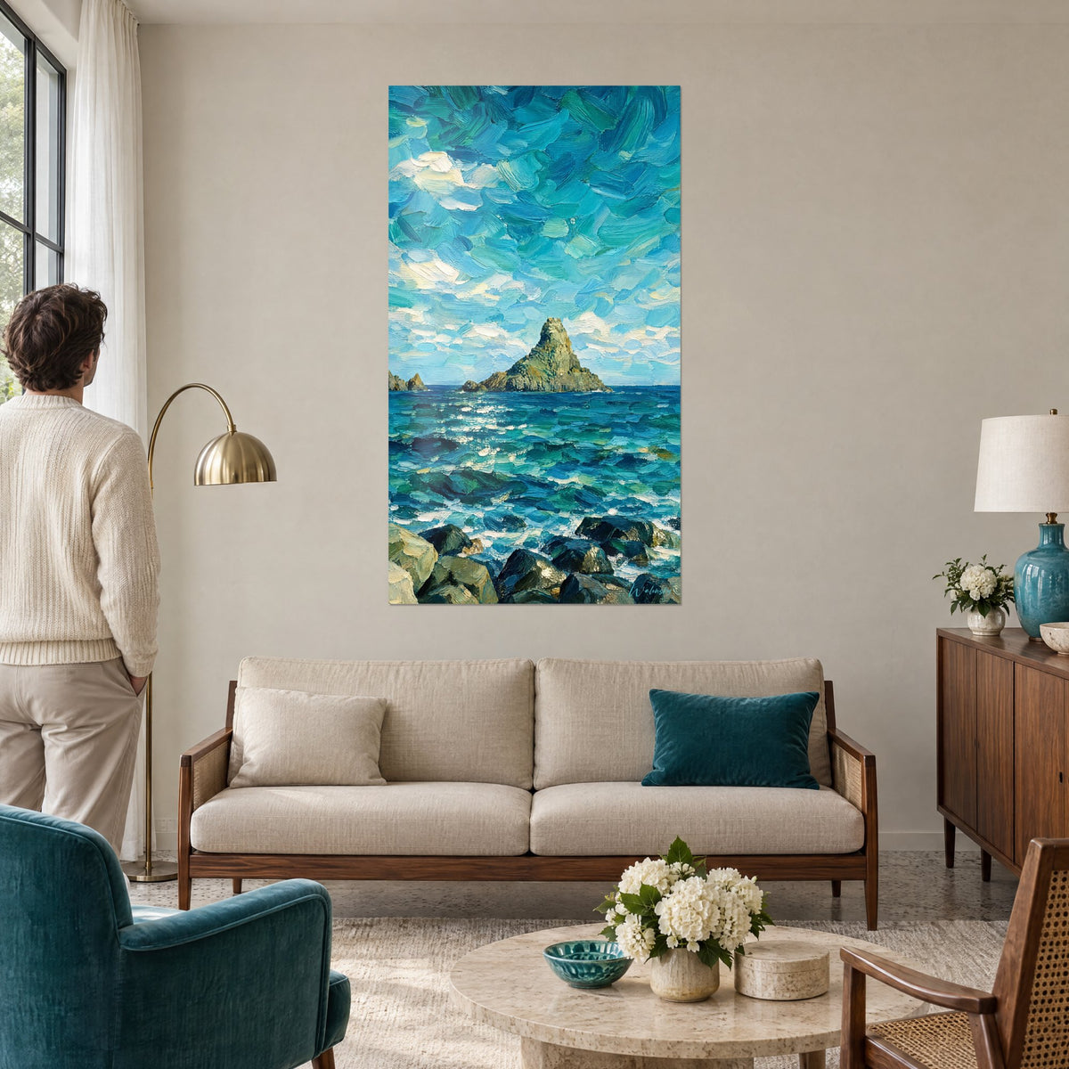 Tableau îlot rocheux ocre dressé sur une mer turquoise écumante, ciel nuageux, homme de dos, au-dessus d'un canapé dans un salon lumineux