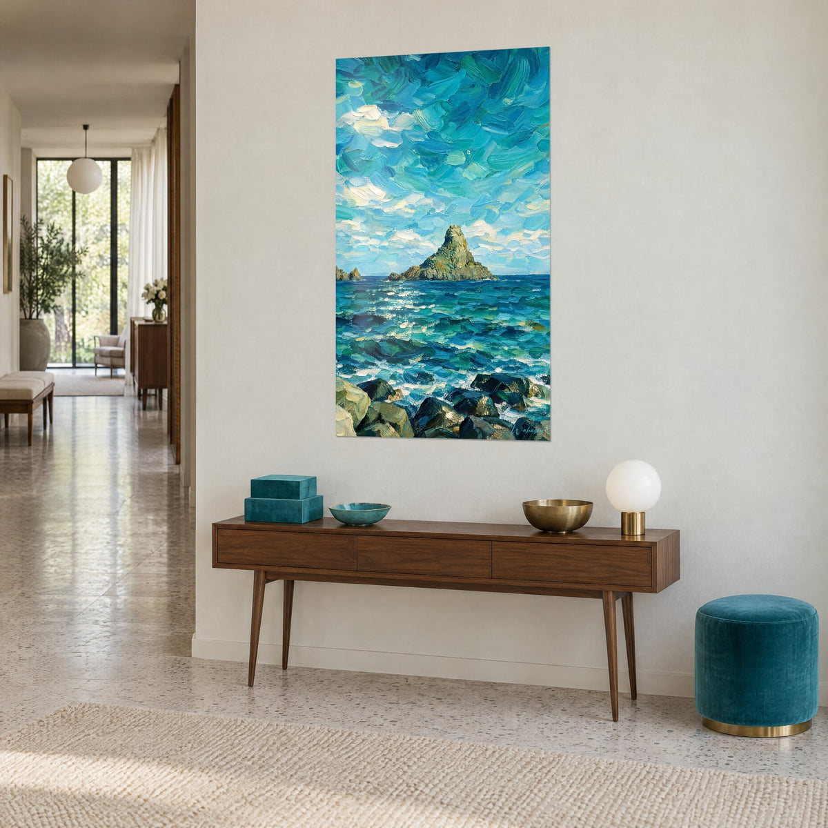 Tableau pic de roche verdâtre émergeant des vagues bleu profond, coups de pinceau épais, accroché au-dessus d'une console en bois