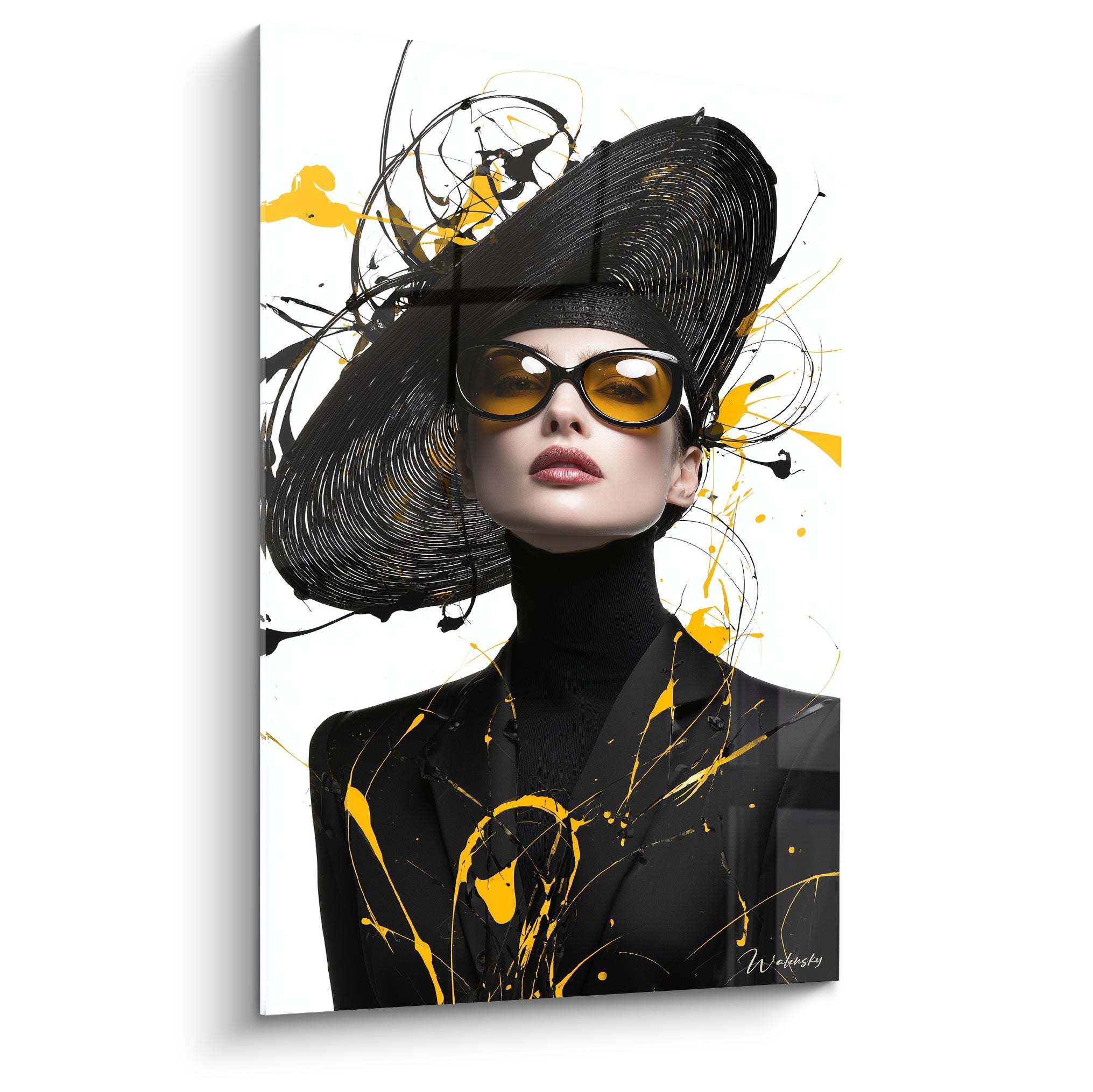 Silhouette élégante au chapeau noir sculptural et lunettes ambrées, éclaboussures jaune moutarde sur fond blanc