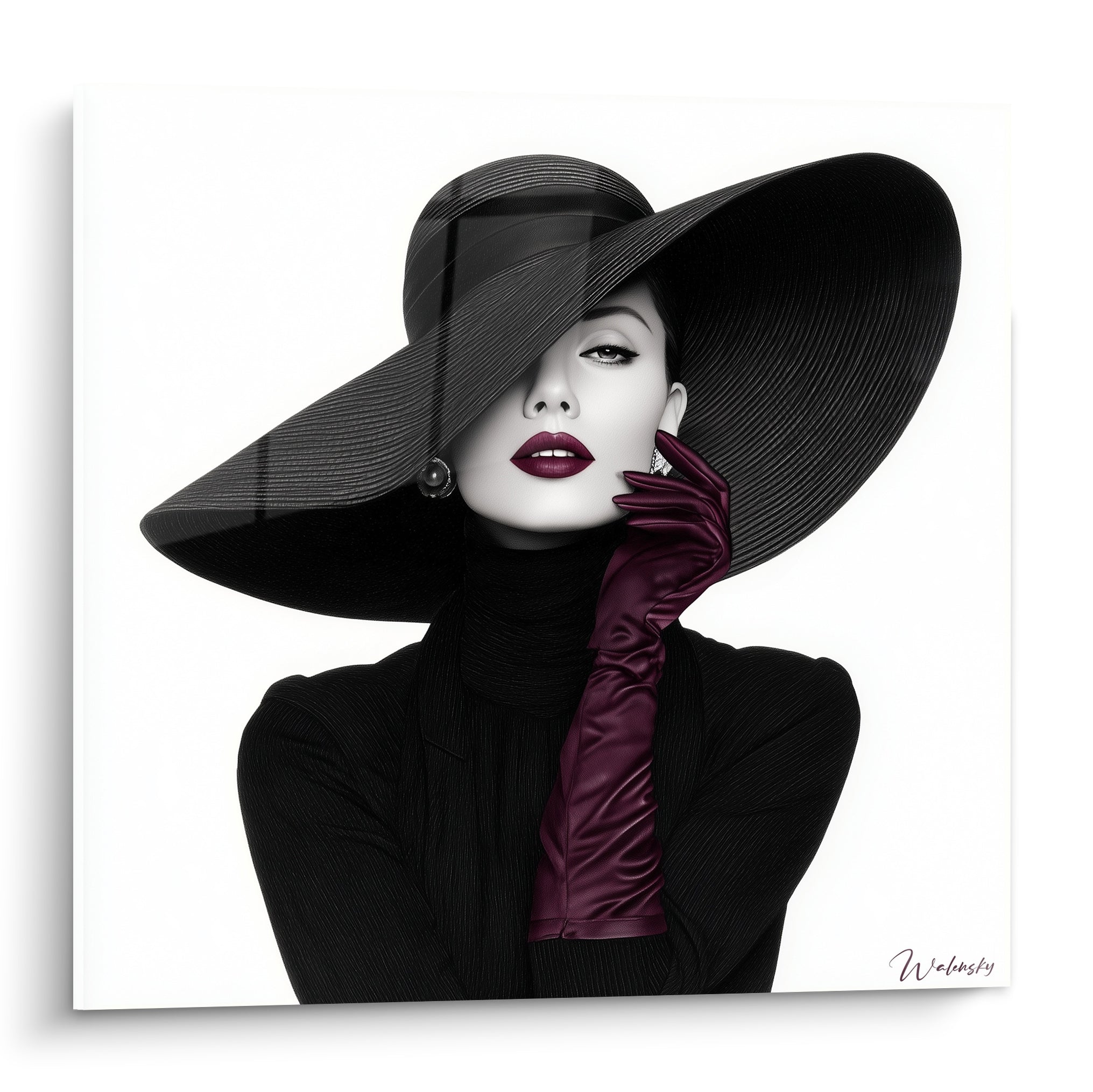 Femme au chapeau noir large et gants prune satinés, portrait graphique intense sur fond blanc