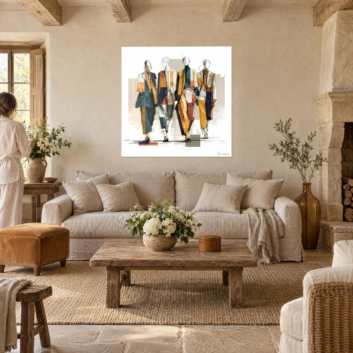 Quadro di quattro modelle in cammino, cappotti ocra e blu navy, tinte beige piatte, due persone di spalle sopra un divano in un soggiorno luminoso