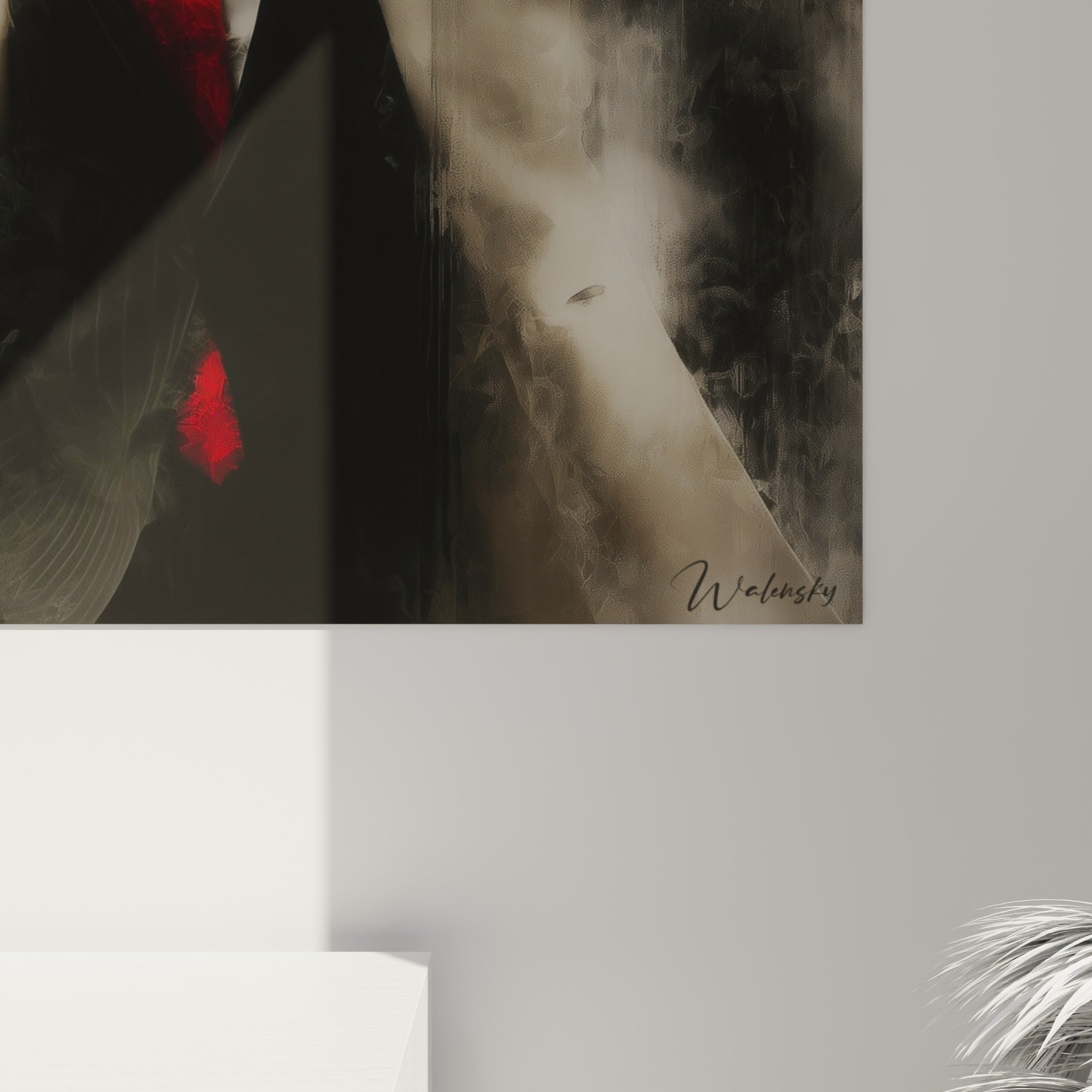Détail de la cravate rouge vif et du grain pictural beige anthracite sur la toile accrochée