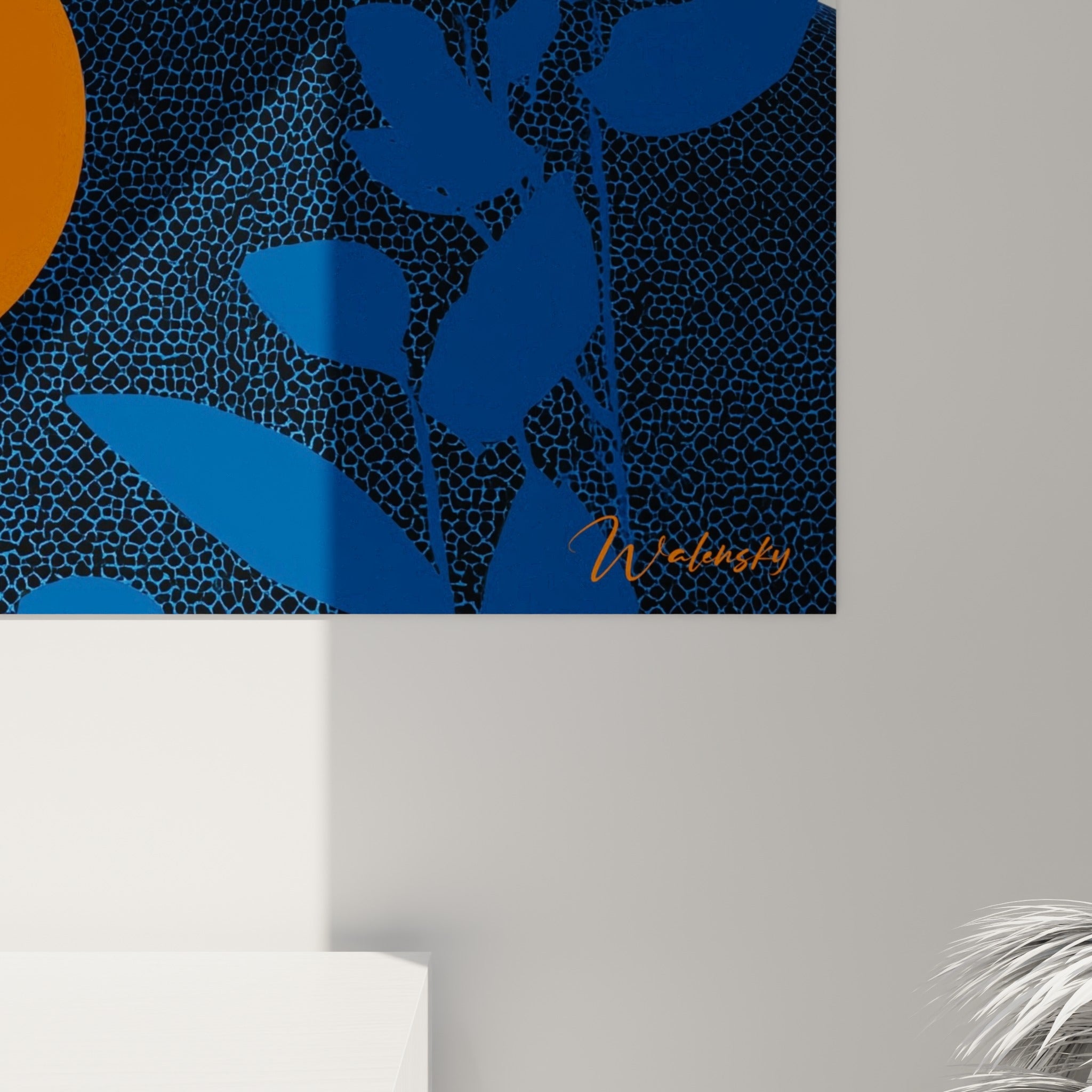 Détail des empâtements bleu marine et orange vif, grain de l'impression visible sur le portrait accroché