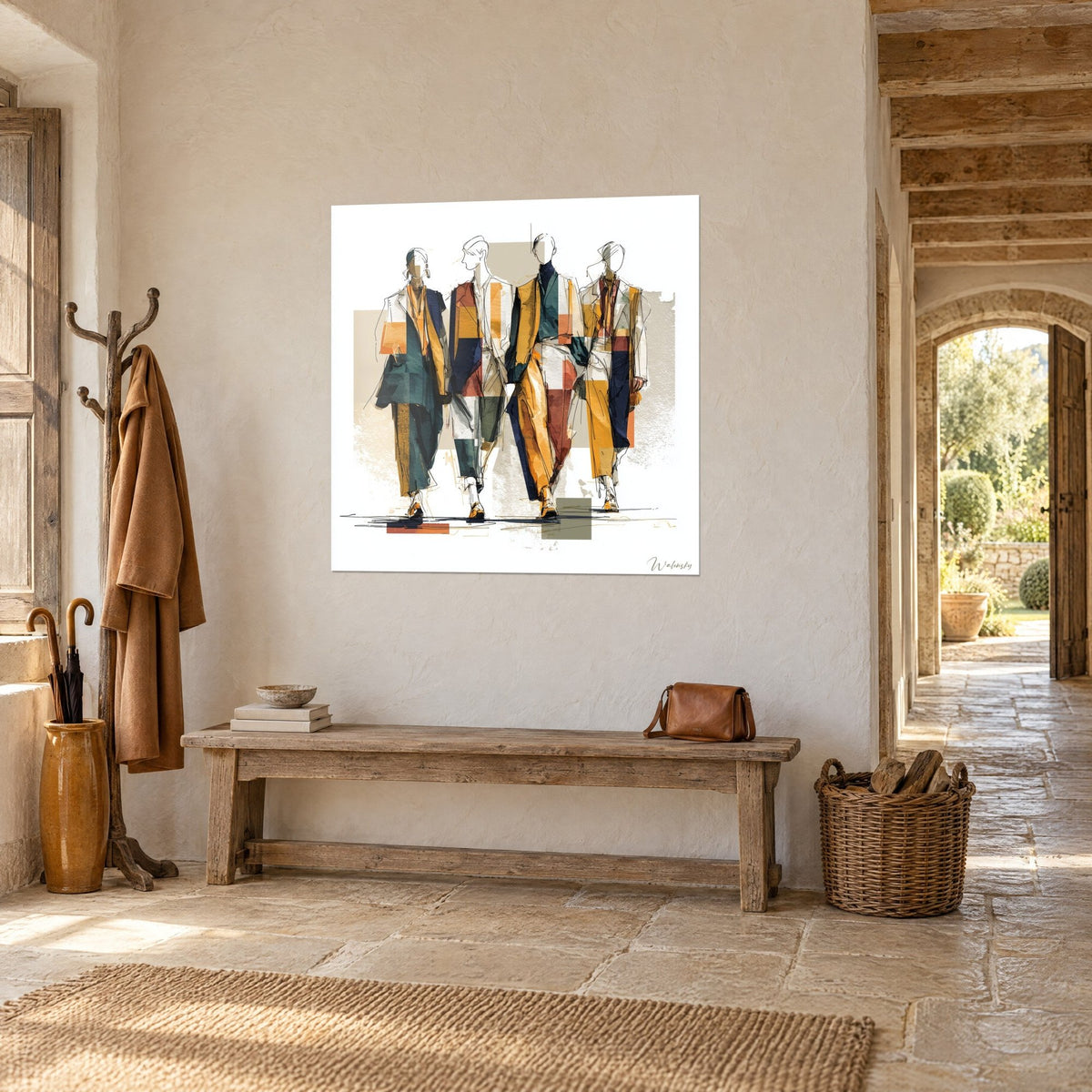 Quadro di una sfilata di quattro silhouette con pantaloni senape e giacche verde abete, tratti d'inchiostro, su una parete crema accanto a un arco di pietra