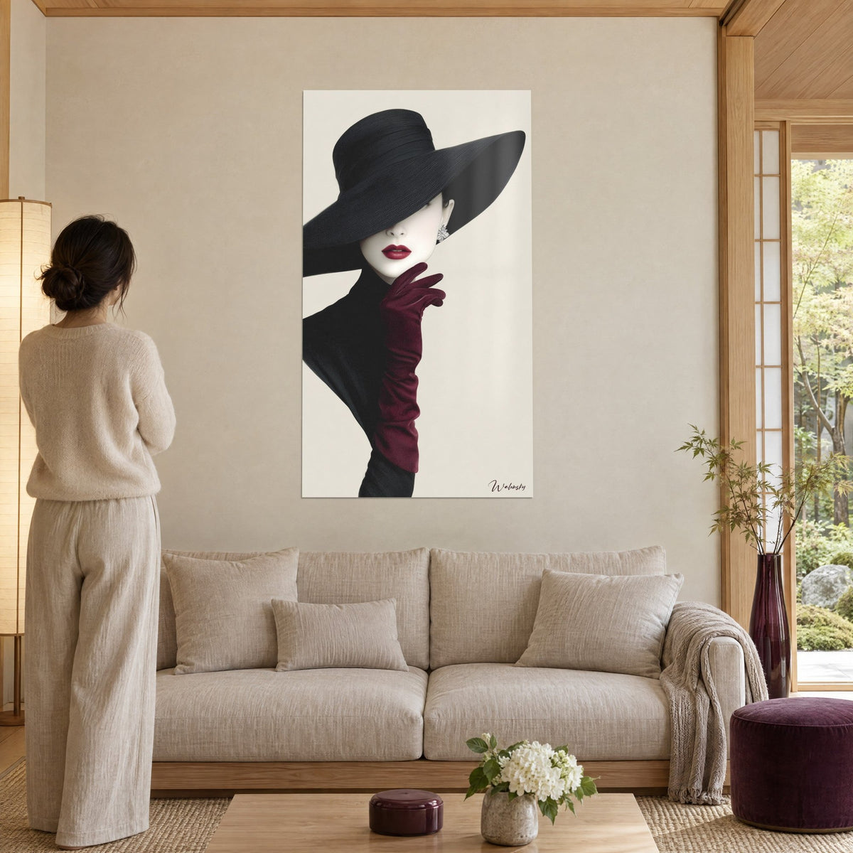 Gemälde elegante Frau mit breitem schwarzem Hut, rote Lippen und bordeauxroter Handschuh, cremefarbene Wand, über einem Sofa in einem hellen Wohnzimmer